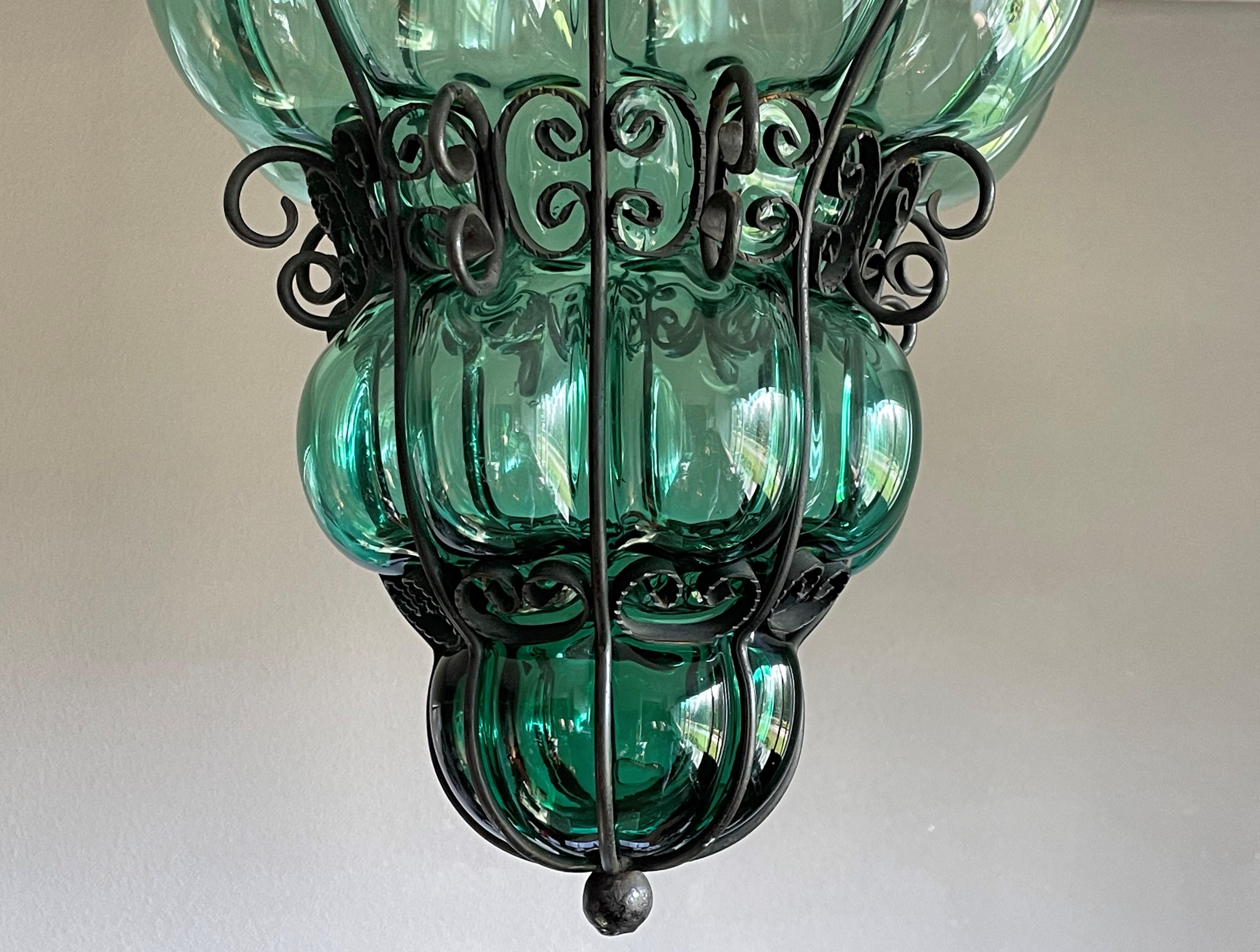 Mid-Century Modern Superbe lampe à suspension vénitienne de Murano avec Verre soufflé à la bouche vert bleuté dans un cadre en vente