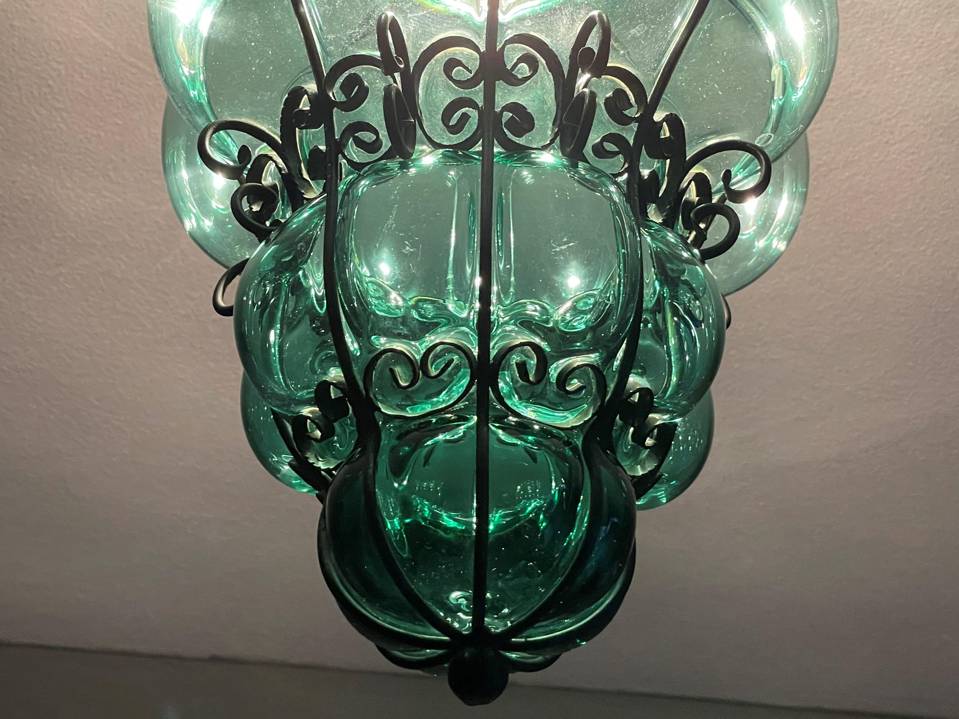 italien Superbe lampe à suspension vénitienne de Murano avec Verre soufflé à la bouche vert bleuté dans un cadre en vente
