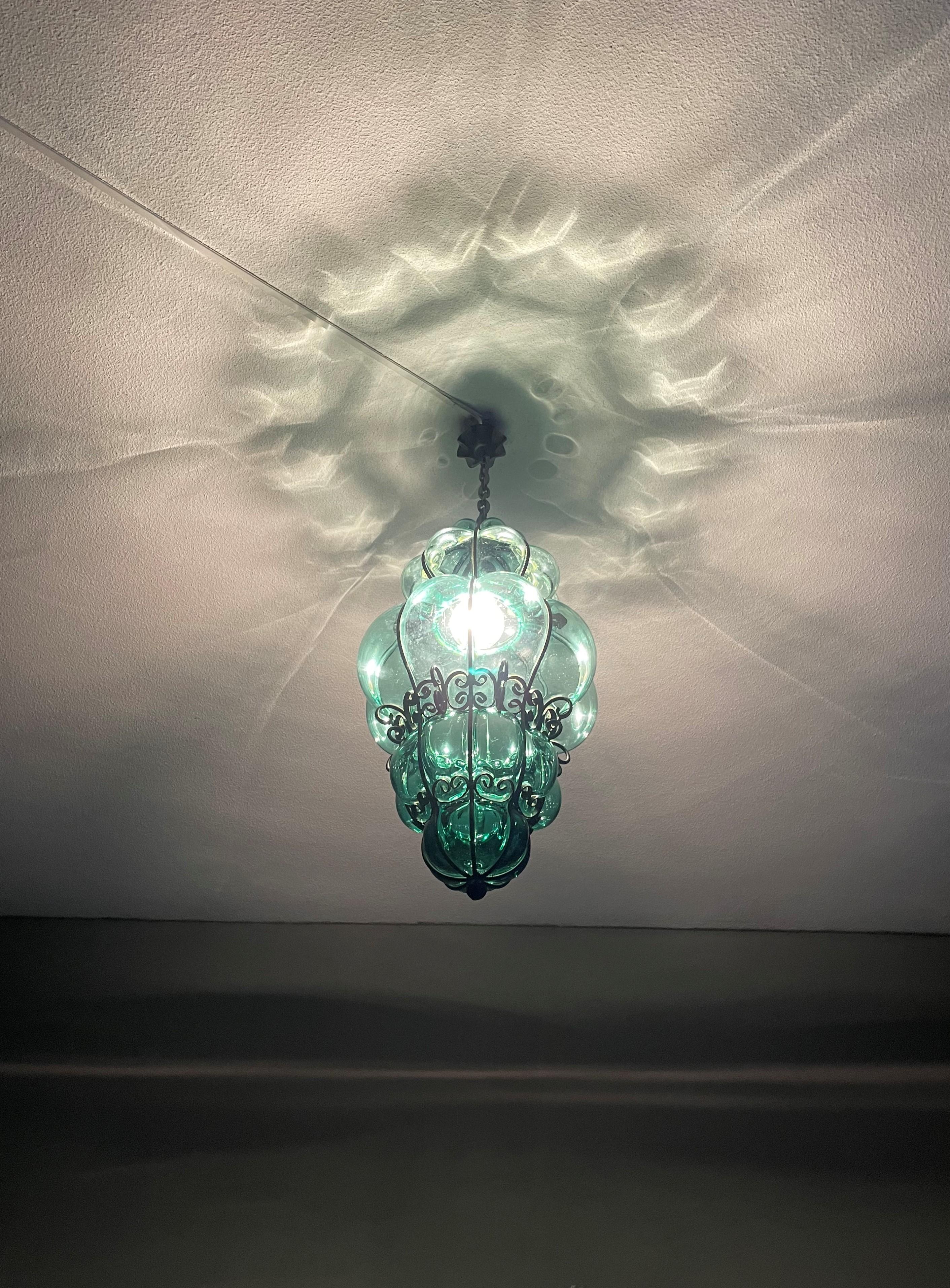20ième siècle Superbe lampe à suspension vénitienne de Murano avec Verre soufflé à la bouche vert bleuté dans un cadre en vente