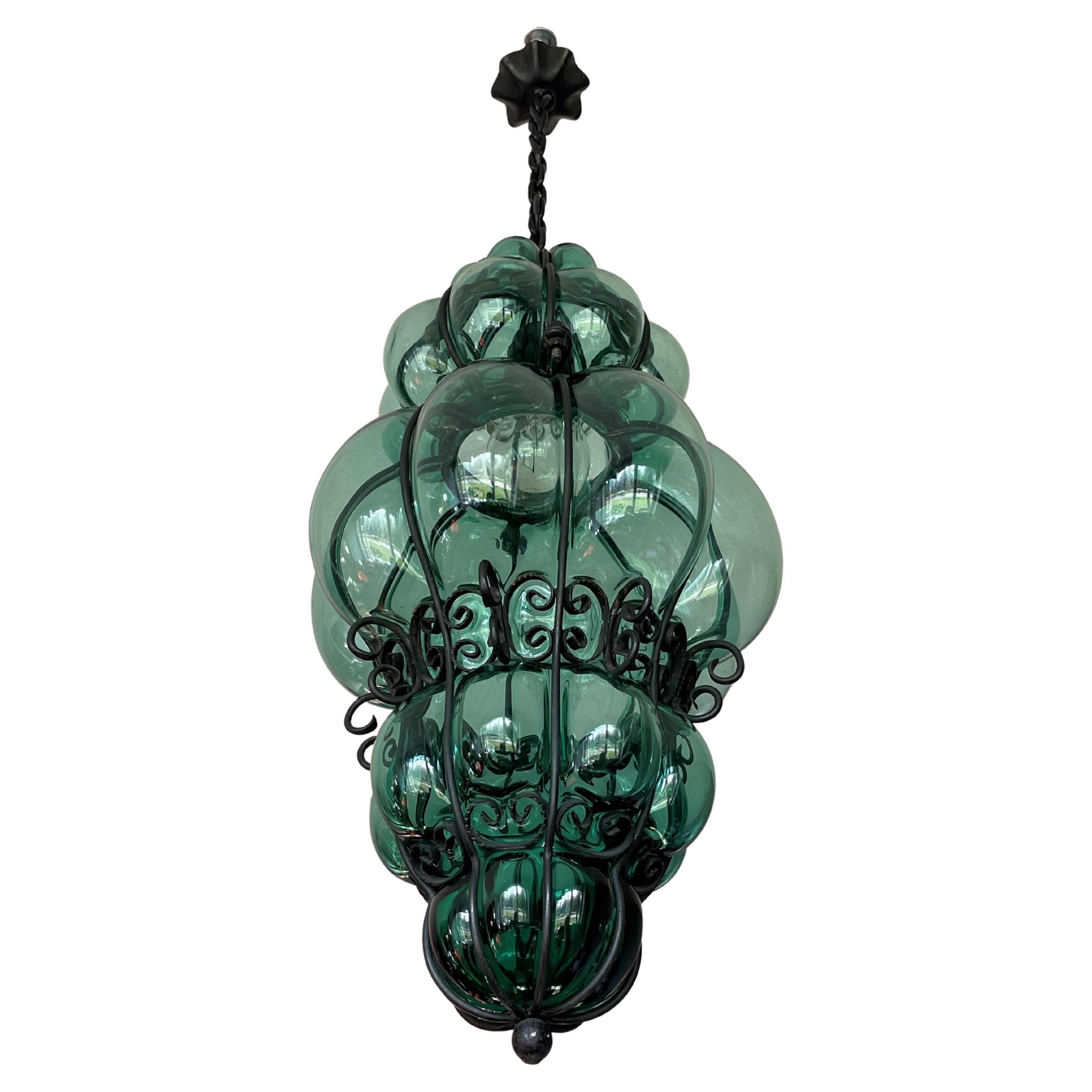Superbe lampe à suspension vénitienne de Murano avec Verre soufflé à la bouche vert bleuté dans un cadre