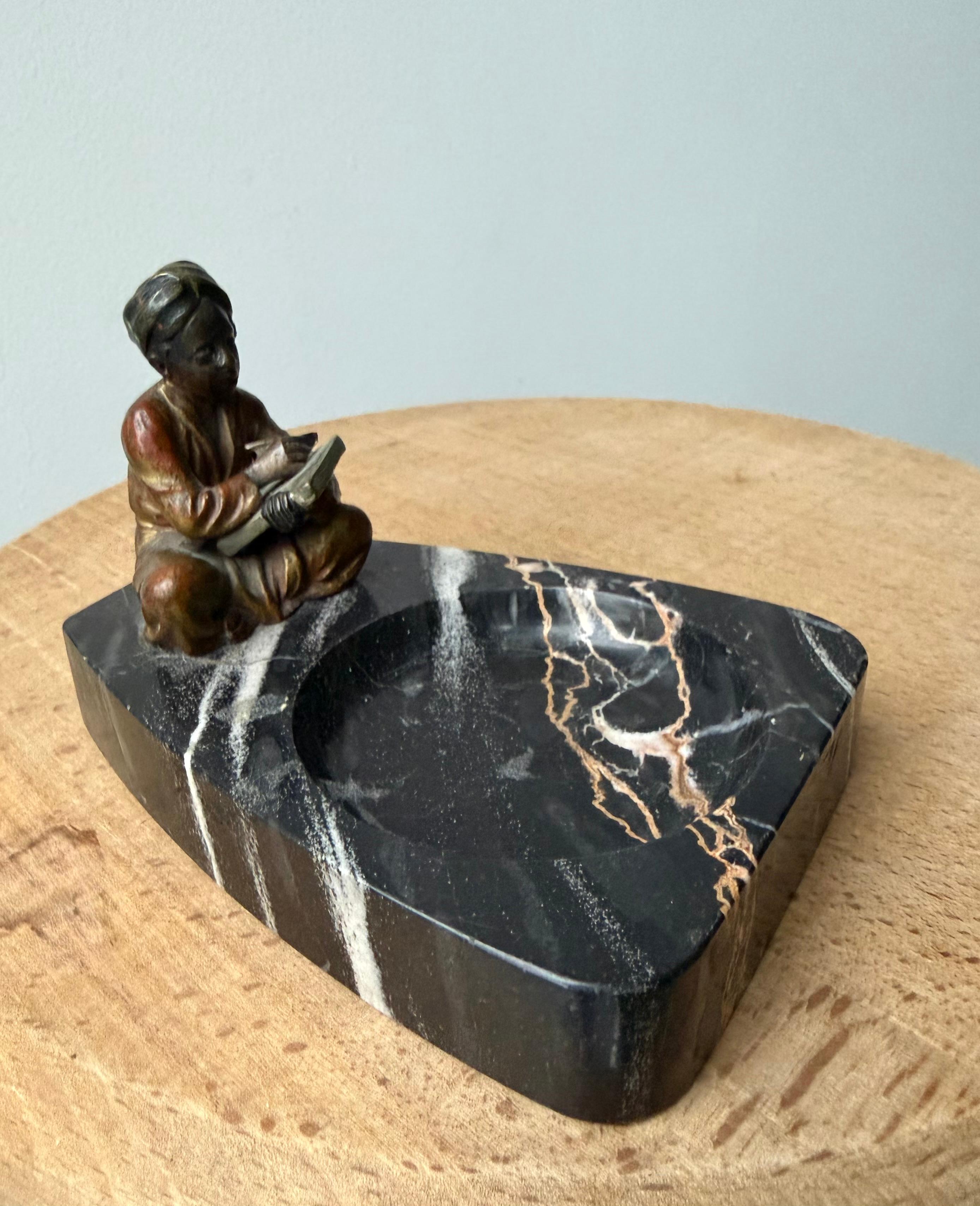 Scultura di scrittore seduto in bronzo di Vienna con base in marmo nero in vendita 3