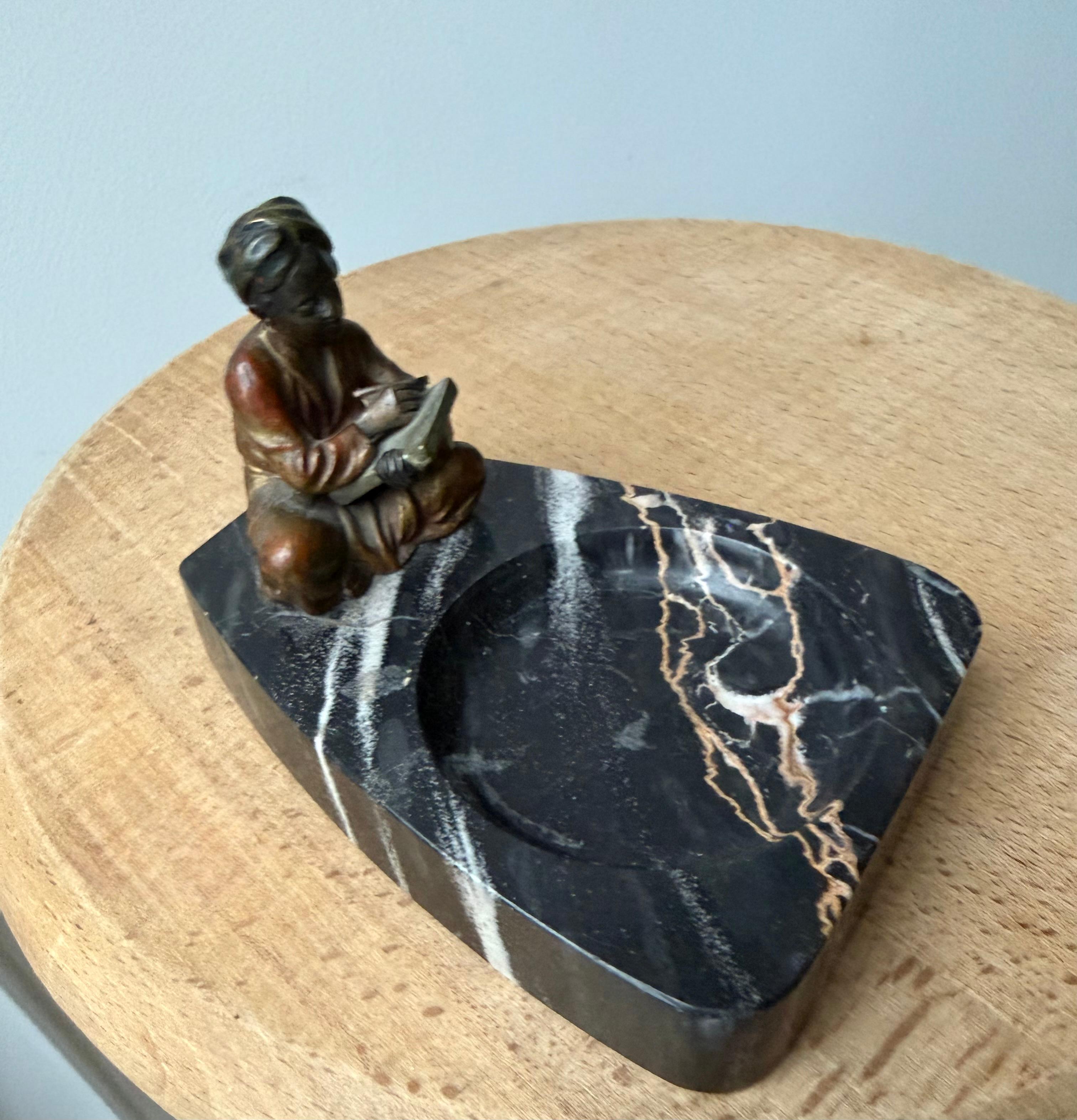 Scultura di scrittore seduto in bronzo di Vienna con base in marmo nero in vendita 4