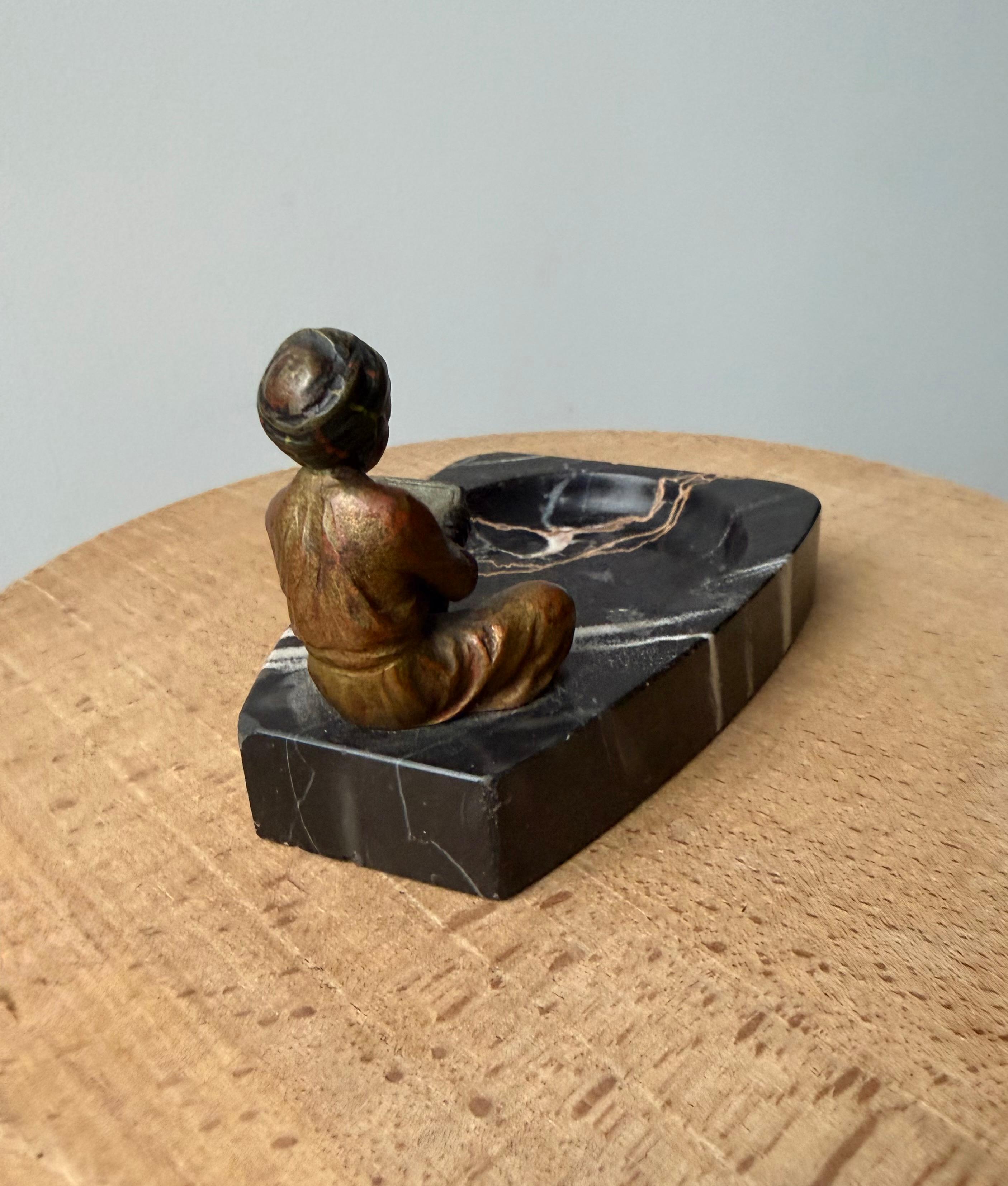 Scultura di scrittore seduto in bronzo di Vienna con base in marmo nero in vendita 5