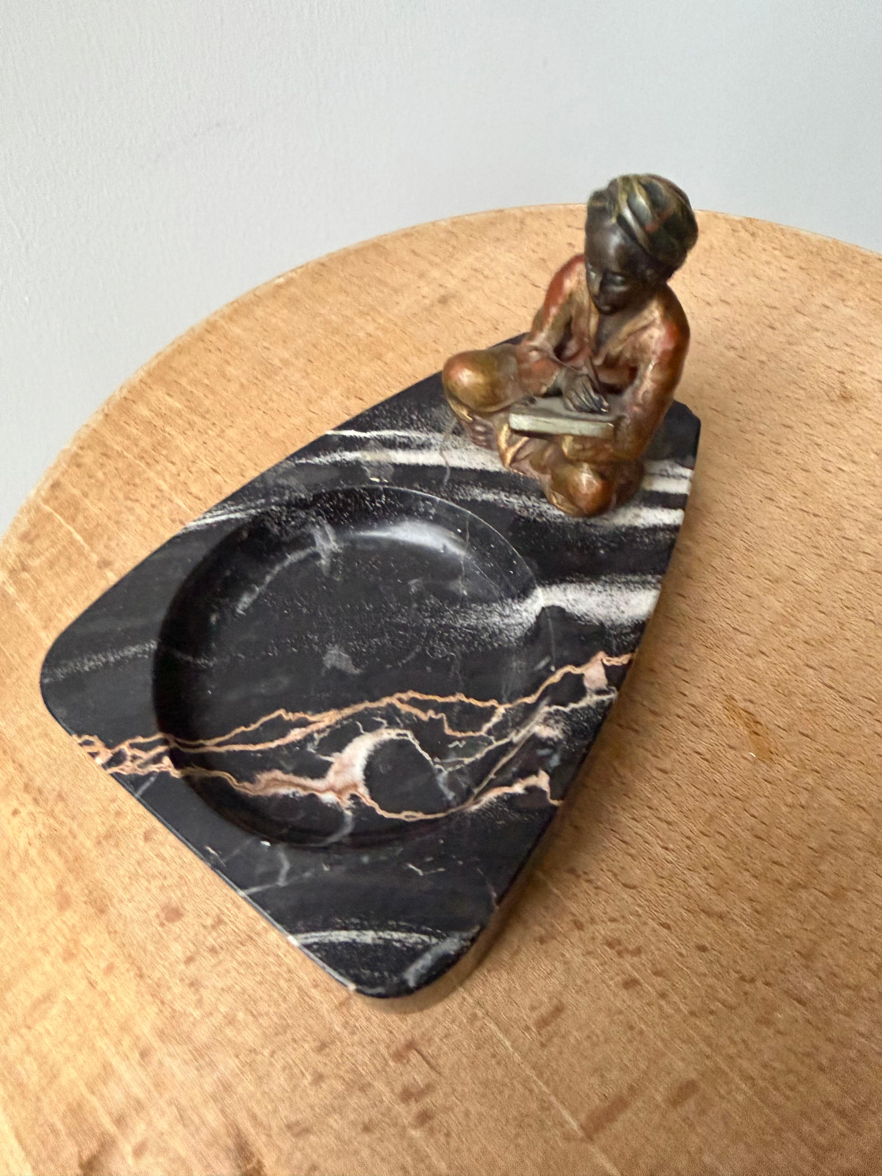 Austriaco Scultura di scrittore seduto in bronzo di Vienna con base in marmo nero in vendita