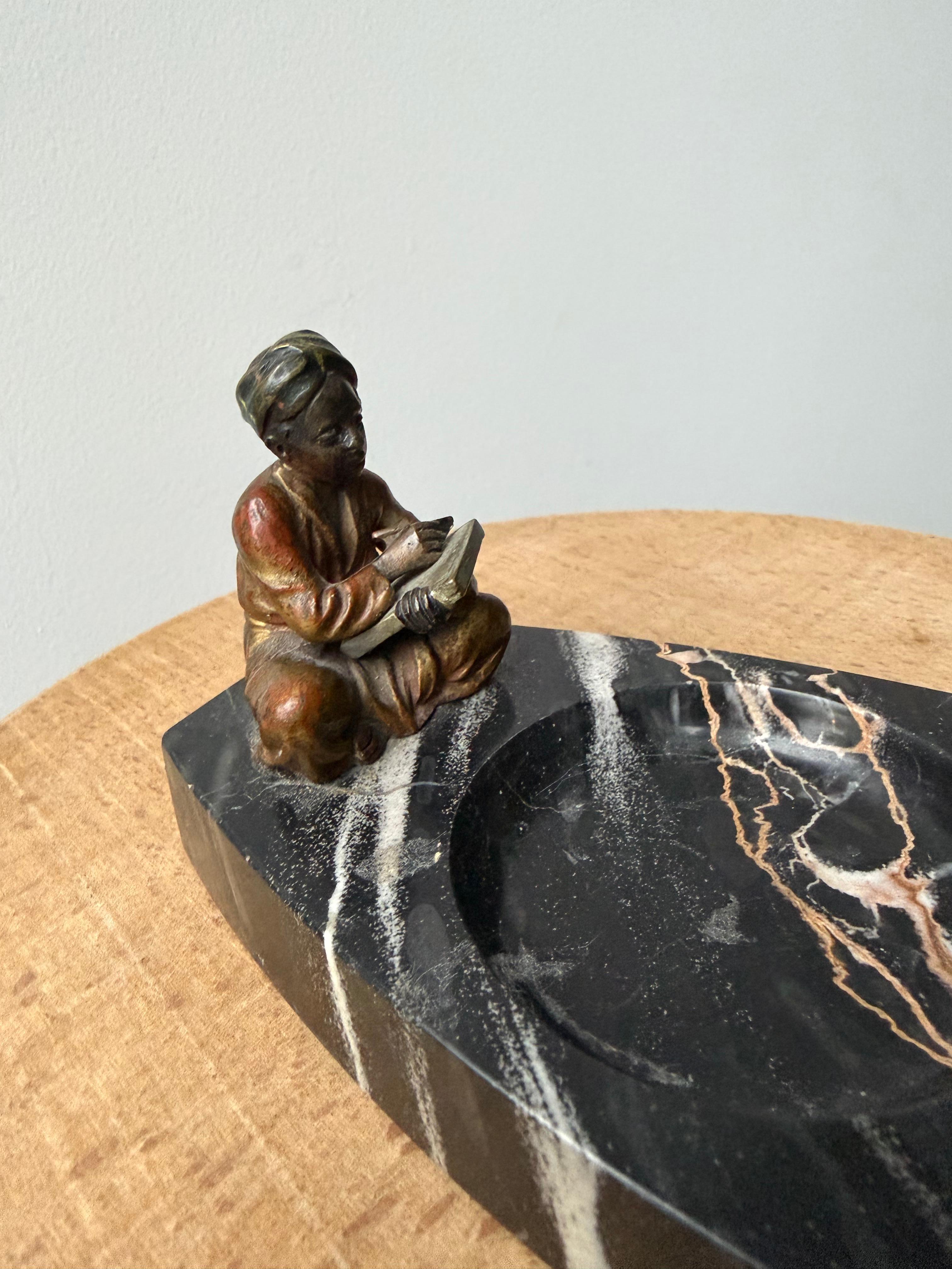 Scultura di scrittore seduto in bronzo di Vienna con base in marmo nero In condizioni ottime in vendita a Lisse, NL