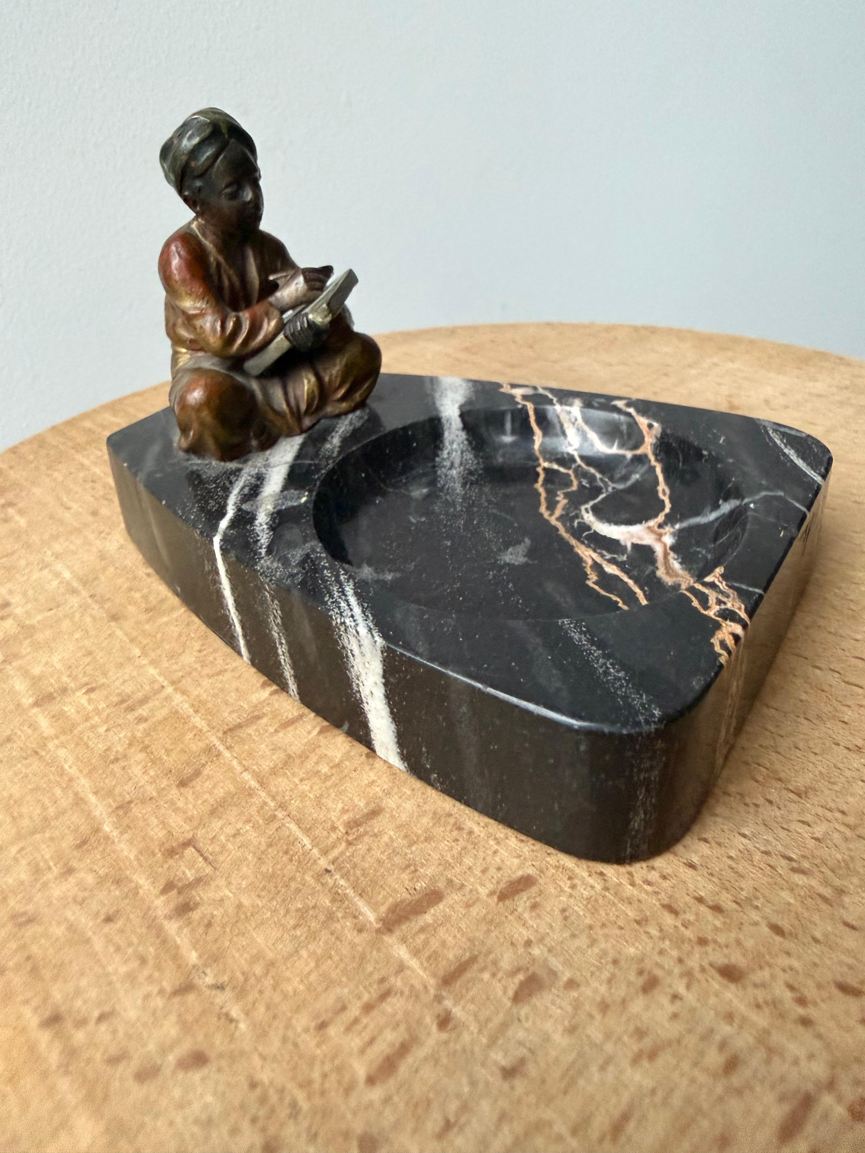 XX secolo Scultura di scrittore seduto in bronzo di Vienna con base in marmo nero in vendita