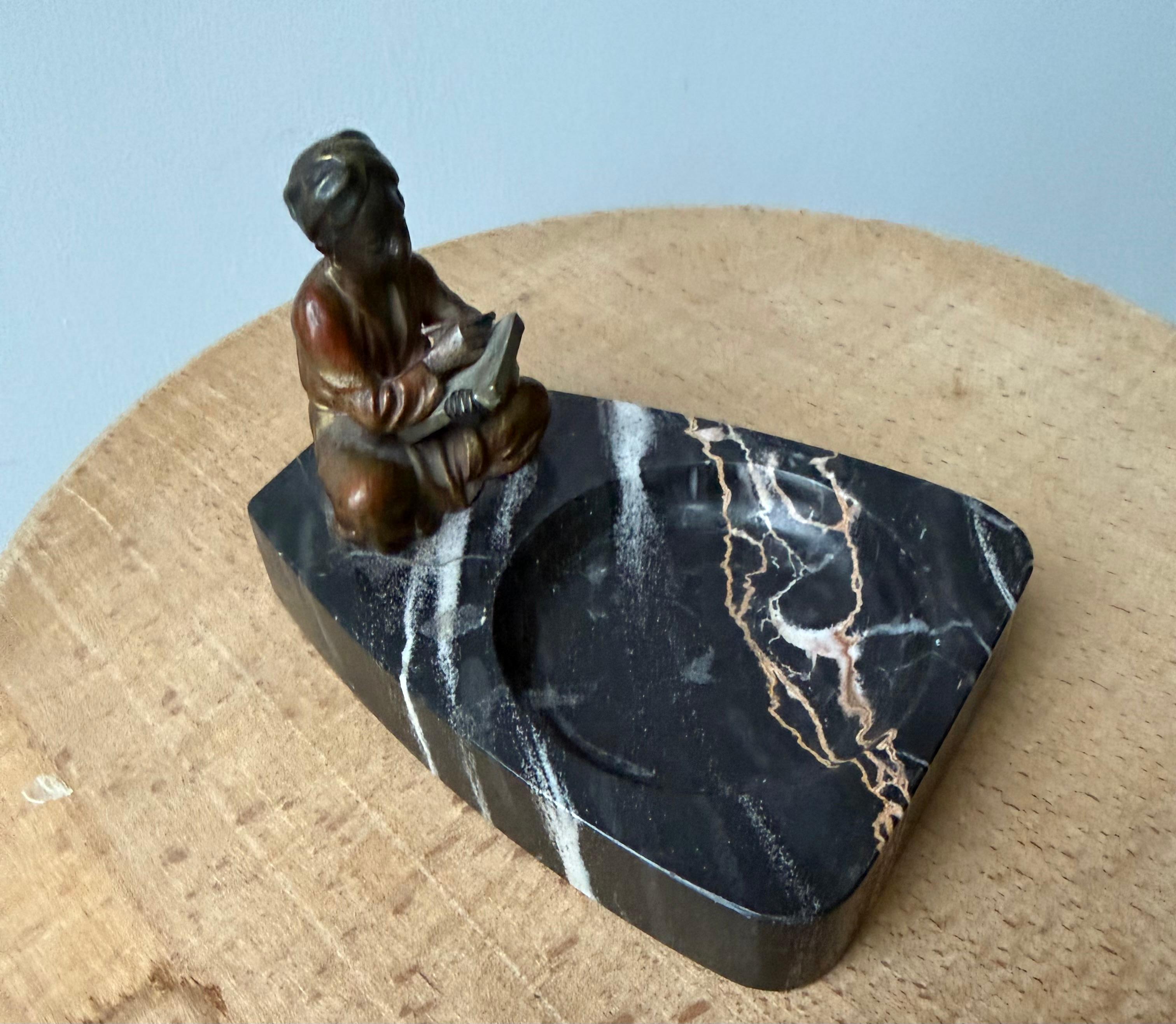 Ottone Scultura di scrittore seduto in bronzo di Vienna con base in marmo nero in vendita