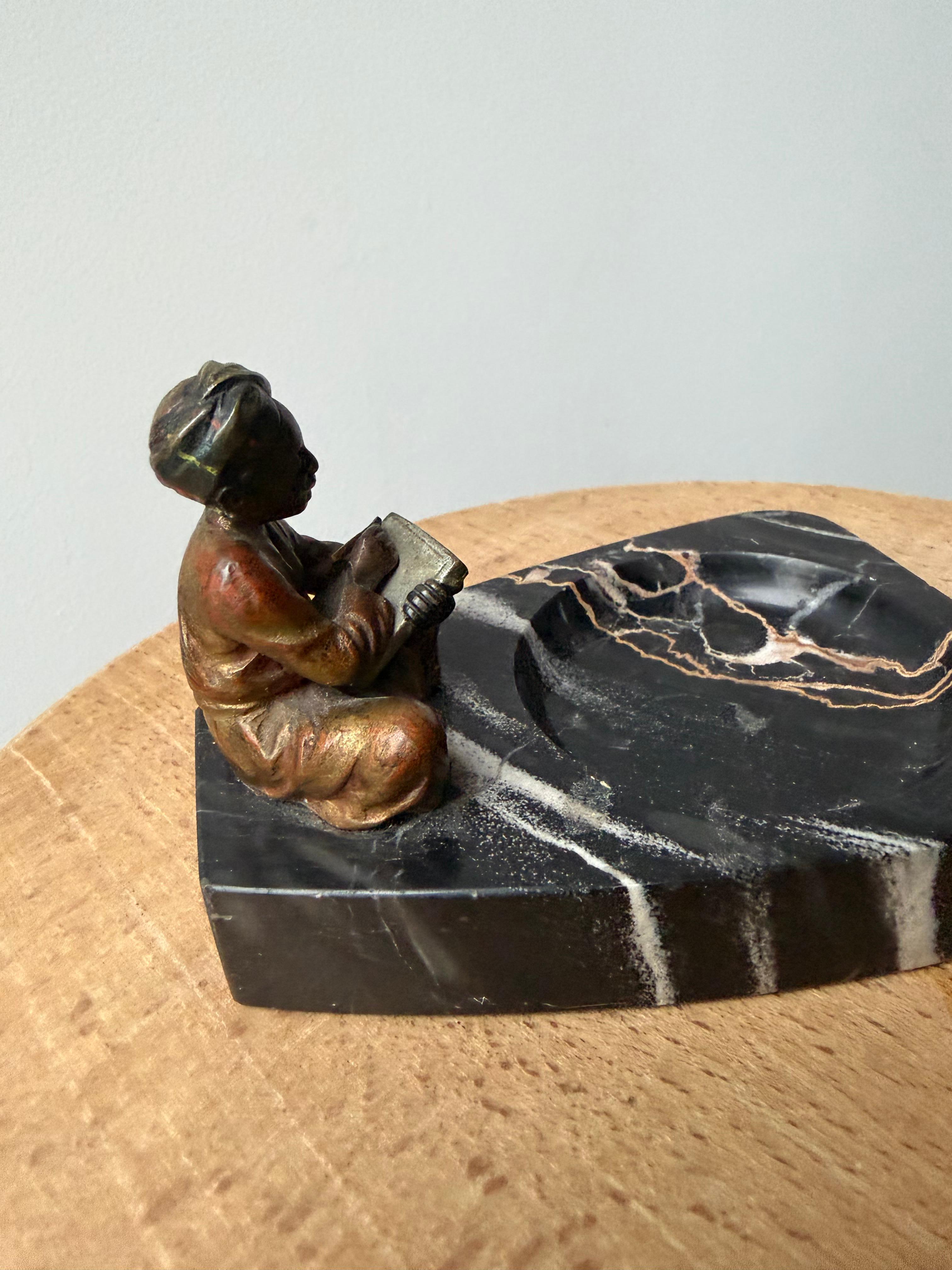 Scultura di scrittore seduto in bronzo di Vienna con base in marmo nero in vendita 1