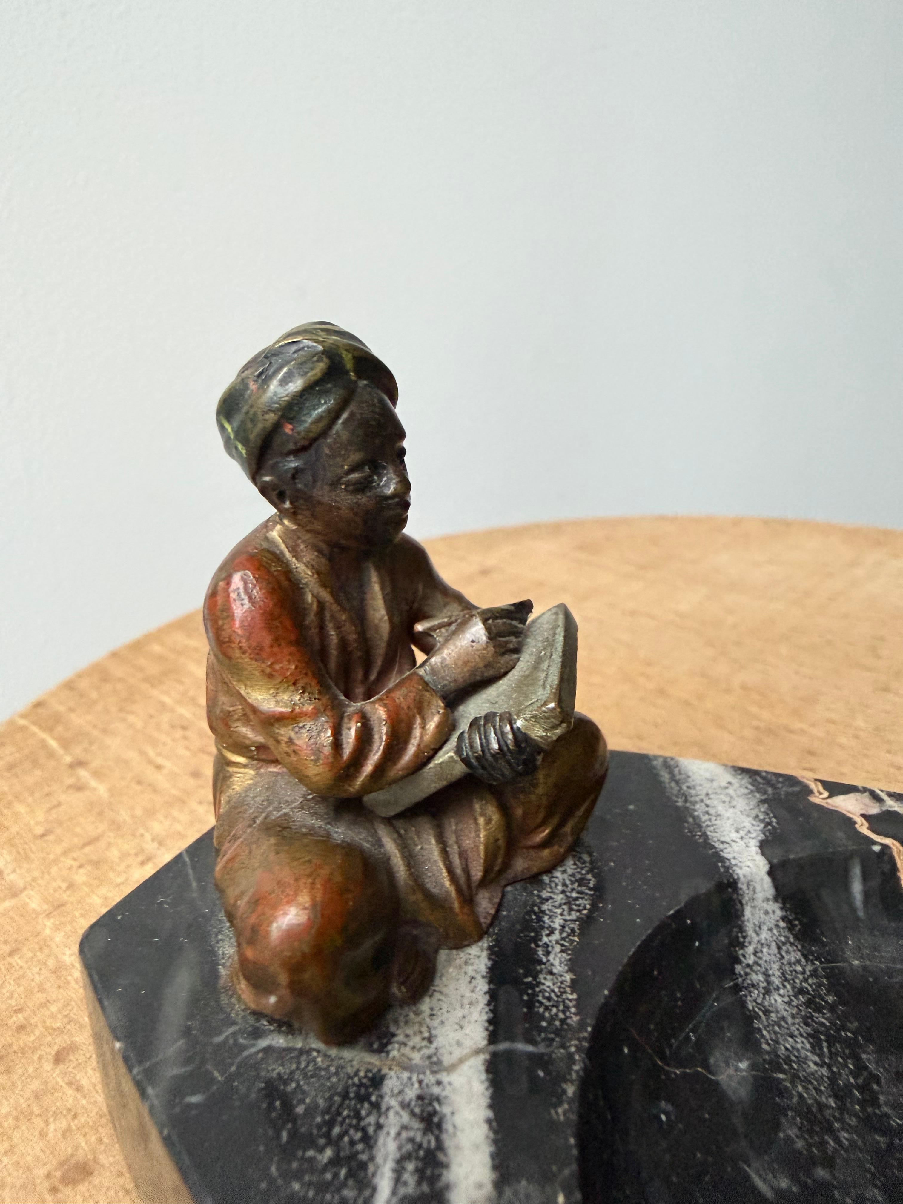 Scultura di scrittore seduto in bronzo di Vienna con base in marmo nero in vendita 2