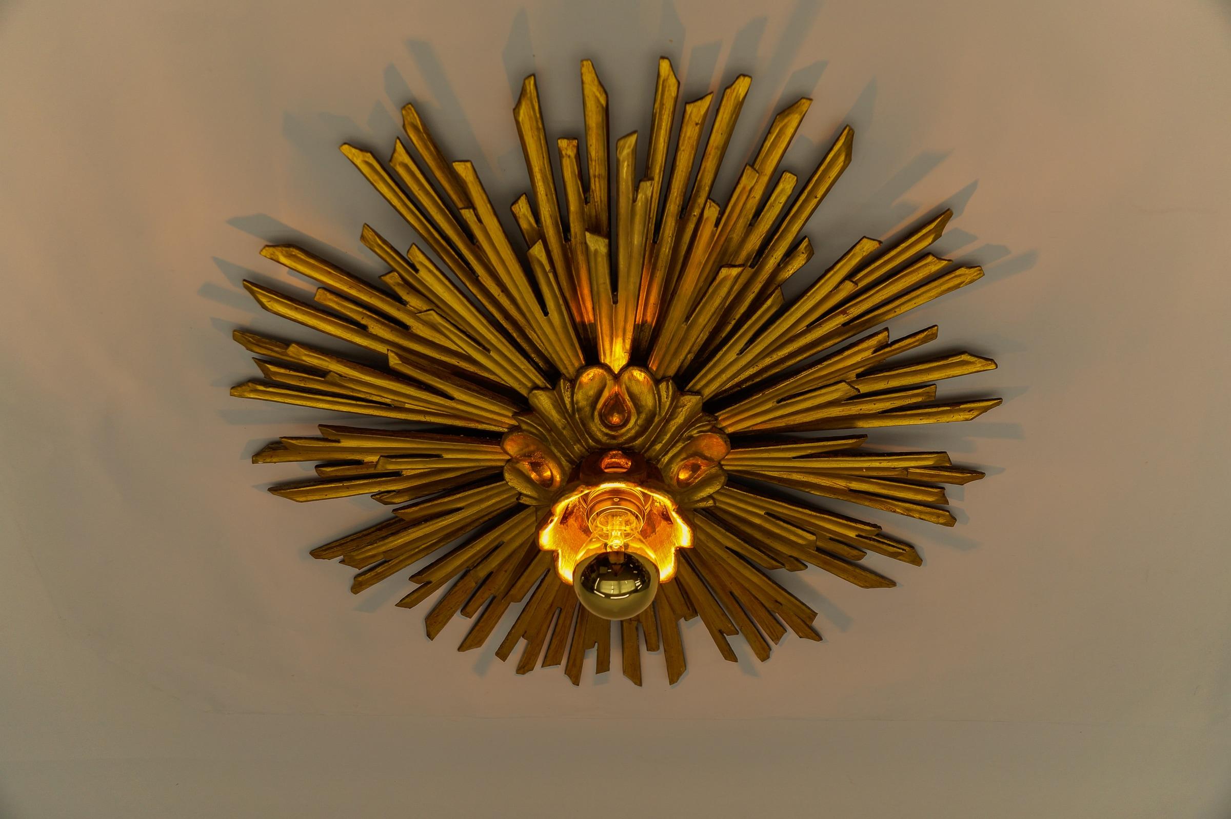 Awesome Wooden Sunburst Flush Mount, 1950s Italy In Good Condition For Sale In Nürnberg, Bayern