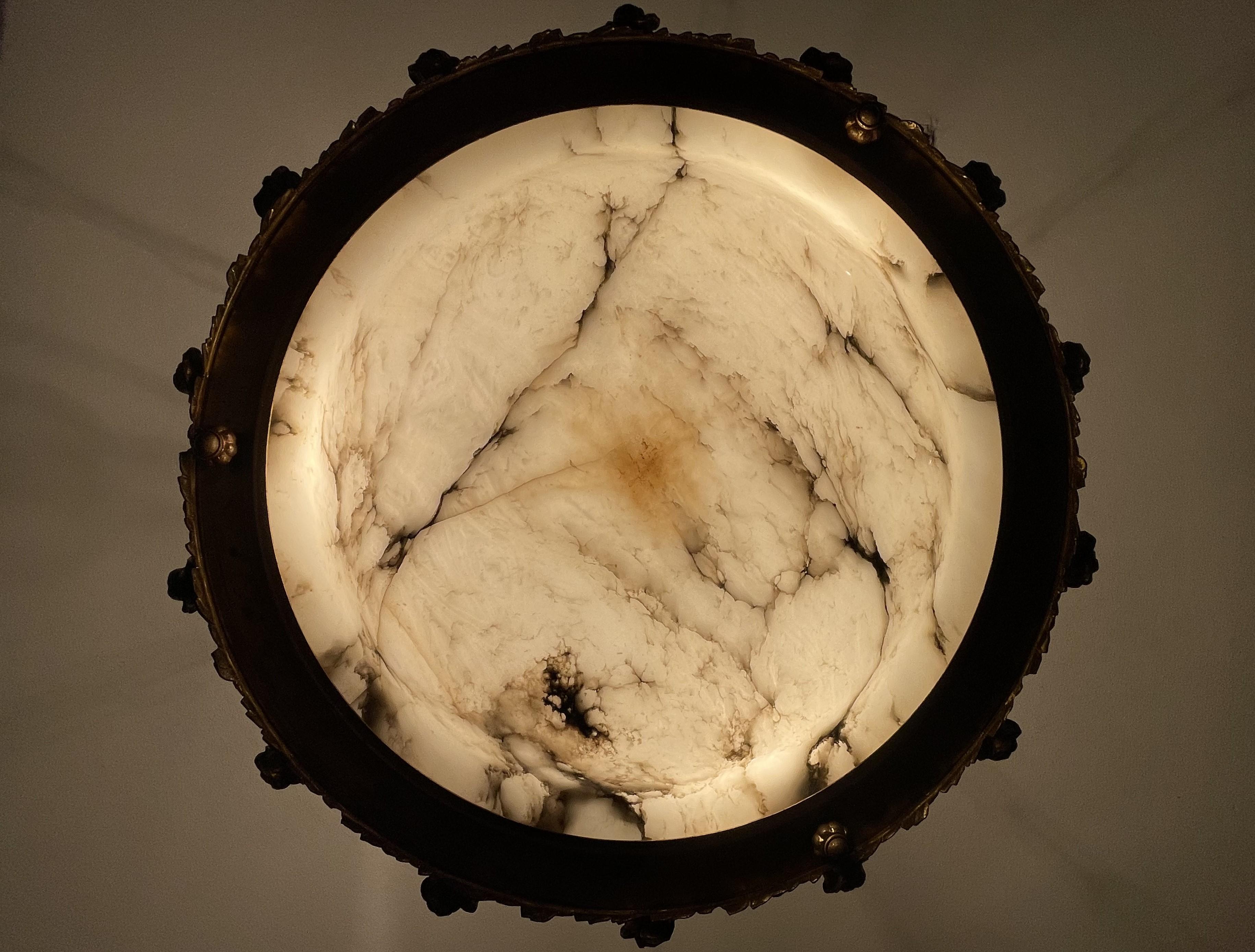 Awesome XL White & Black Alabaster Chandelier Pendant w. Gilt Bronze Roses Frame In Good Condition For Sale In Lisse, NL