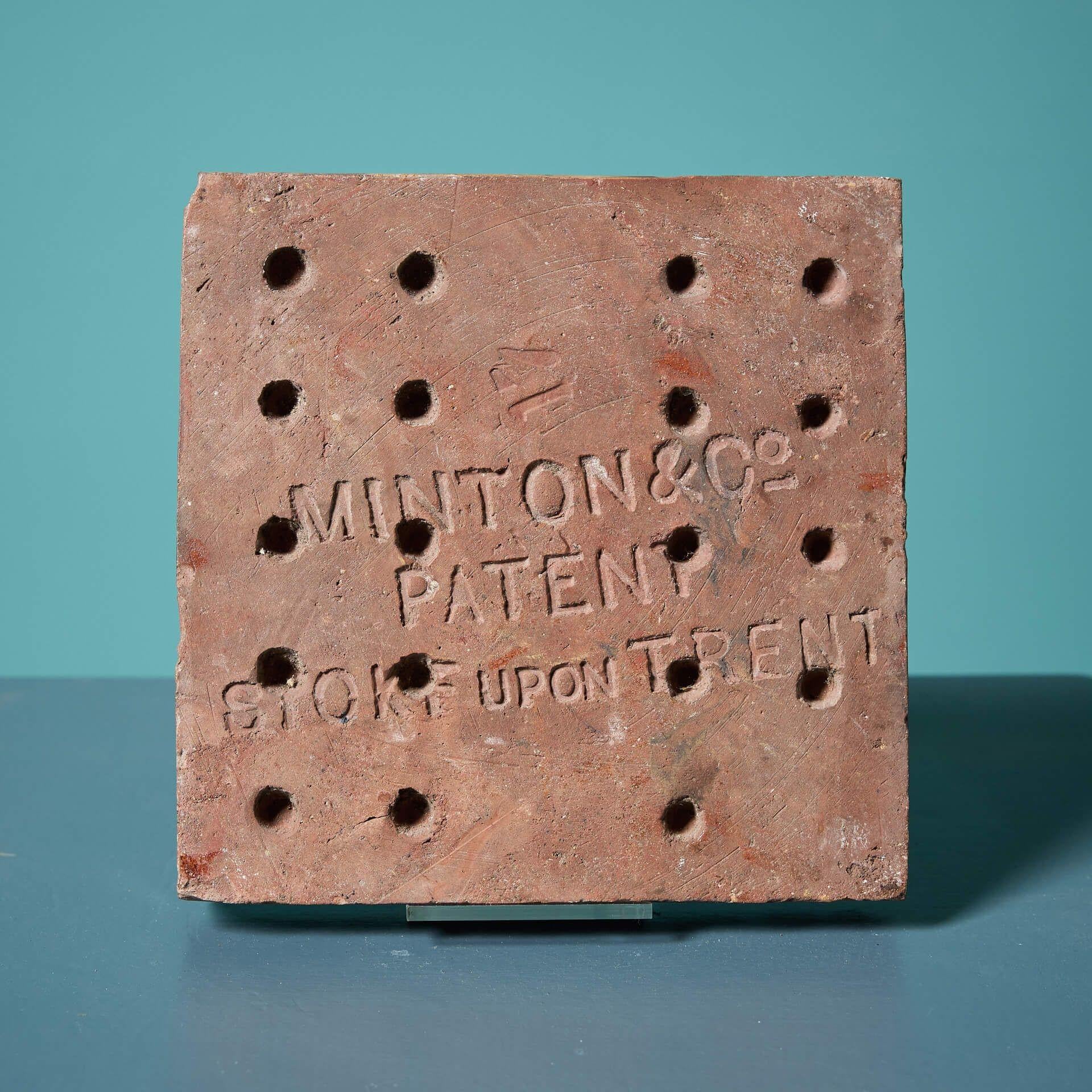 Anglais Tile monogramme à l'encaustique émaillé A.W.N. Pugin de Minton & Co en vente