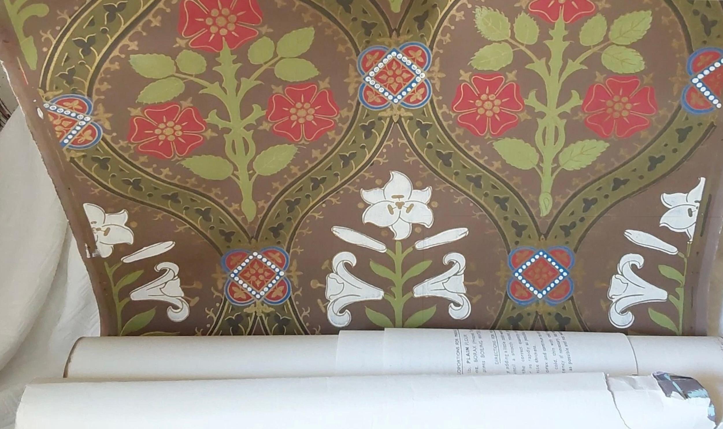 Inglese Rolle di carta da parati con giglio gotico di A.W.N. Pugin, Woollam & Co. di Londra, 1850 in vendita