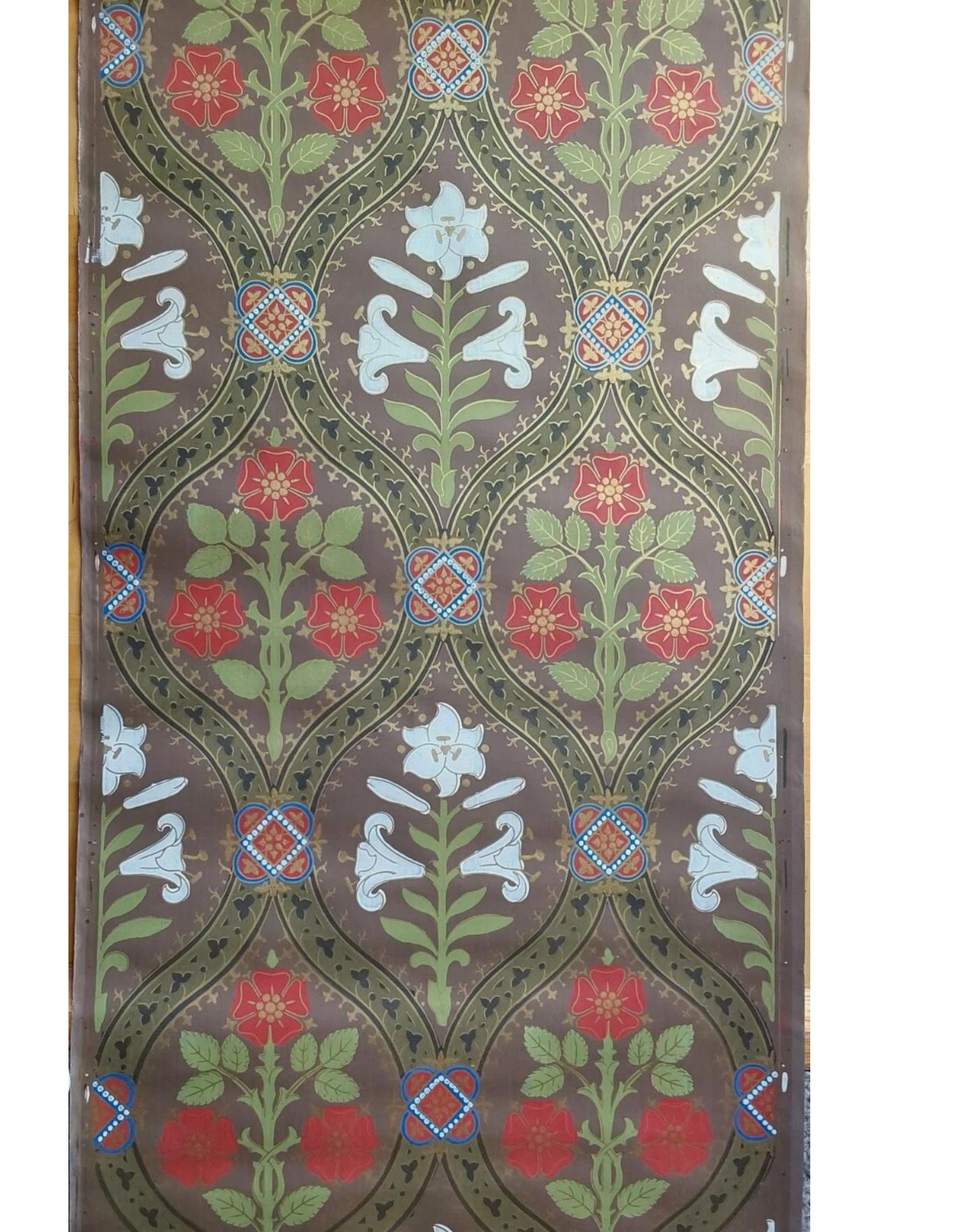 Rolle di carta da parati con giglio gotico di A.W.N. Pugin, Woollam & Co. di Londra, 1850 in vendita 2