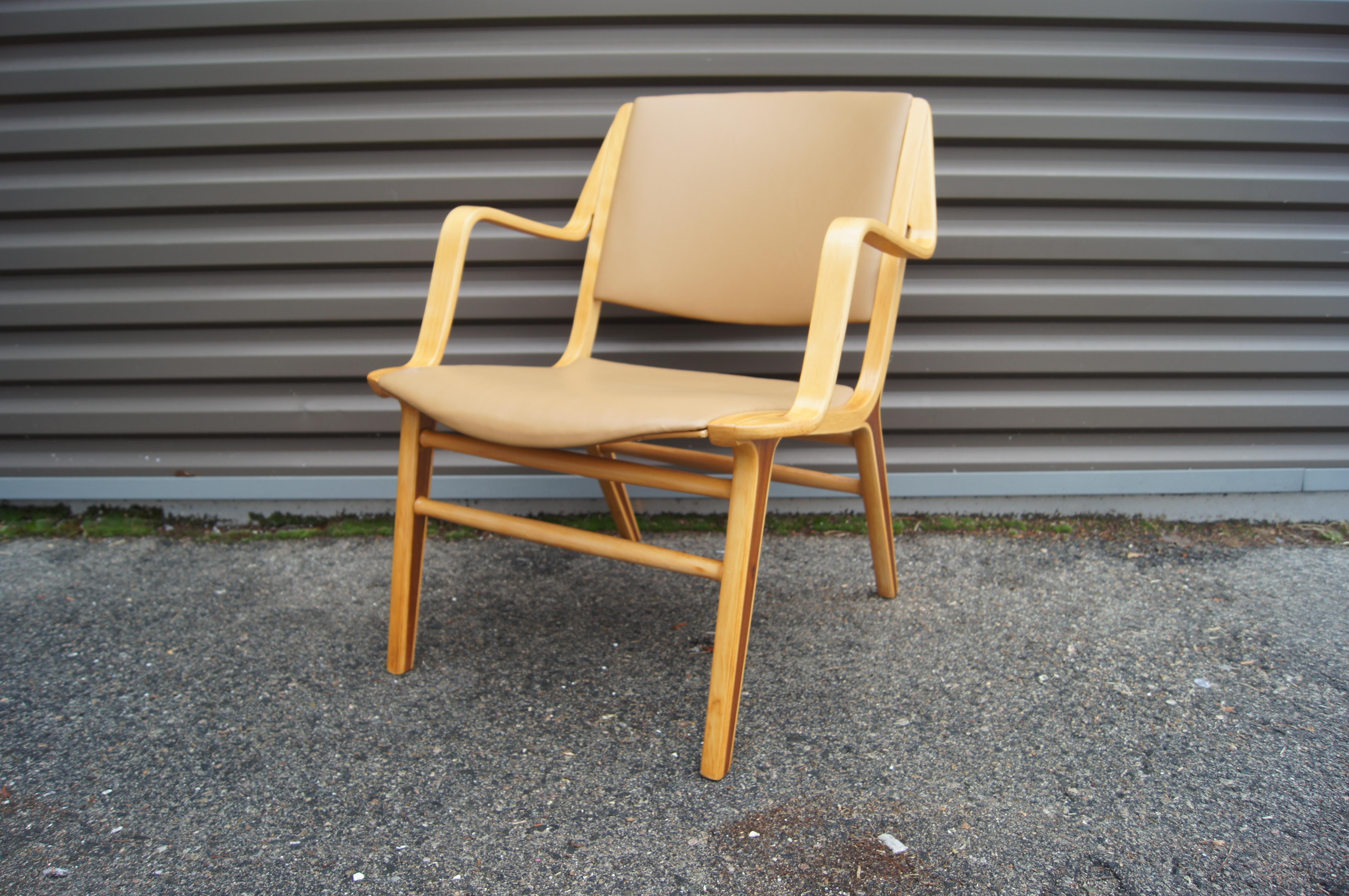 Der 1947 von Peter Hvidt und Orla Mølgaard Nielsen für Fritz Hansen entworfene Ax Chair hat einen sanft geschwungenen Buchenholzrahmen mit Armlehnen, der einen hohen Sitzkomfort bietet. Im Profil betrachtet, weisen die schrägen Beine einen
