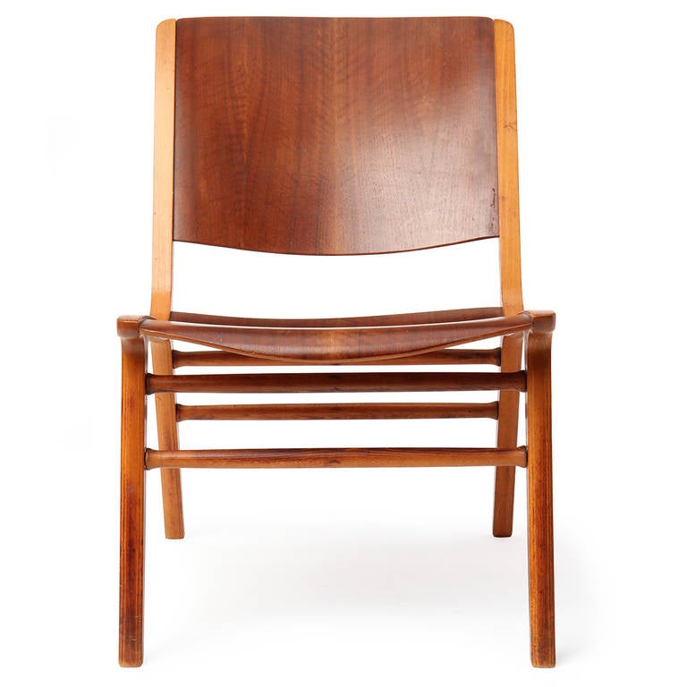 Ein von Peter Hvidt & Orla Mølgaard-Nielsen entworfener skandinavisch-moderner Loungesessel in skulpturalem und innovativem armlosen Design. Der aus laminiertem Teakholz und Buche gefertigte Stuhl verfügt über eine geformte, geschwungene Rückenlehne