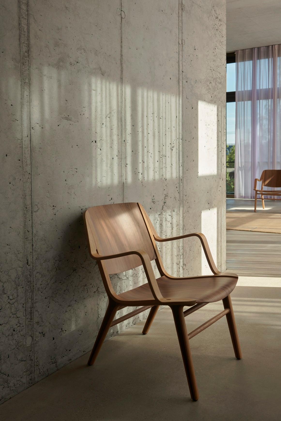 AX Lounge Chair-HM11-Lackierte Eiche & Walnuss, von Hvidt & Mølgaard für &Tradition (21. Jahrhundert und zeitgenössisch) im Angebot