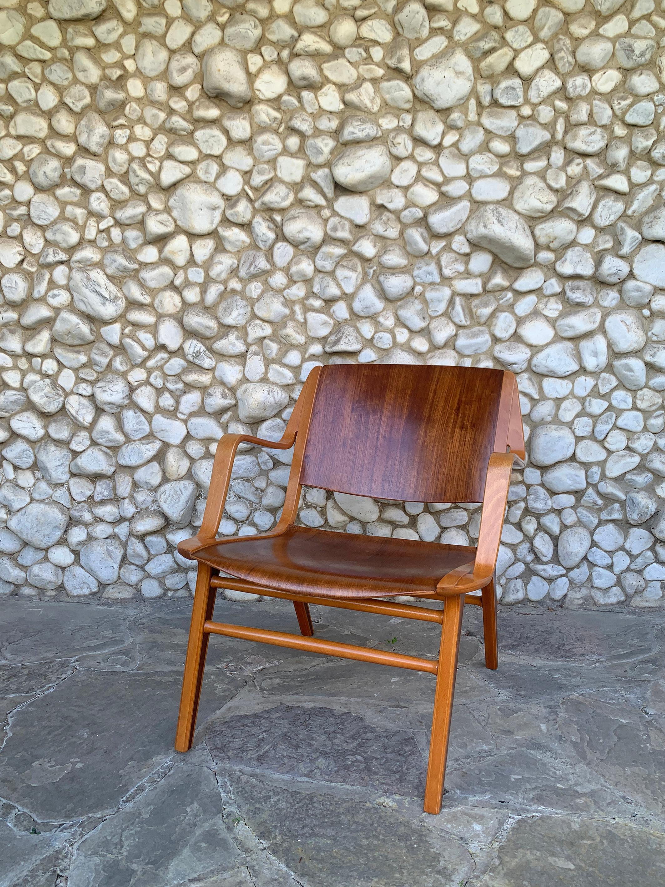  Tumbona fabricada con una combinación de contrachapado y madera de haya. El asiento y el respaldo están chapados en nogal.

Diseñado en 1947 por Peter Hvidt & Orla Mølgaard-Nielsen, el hito de su carrera. Silla muy cómoda. 

Probablemente se hayan