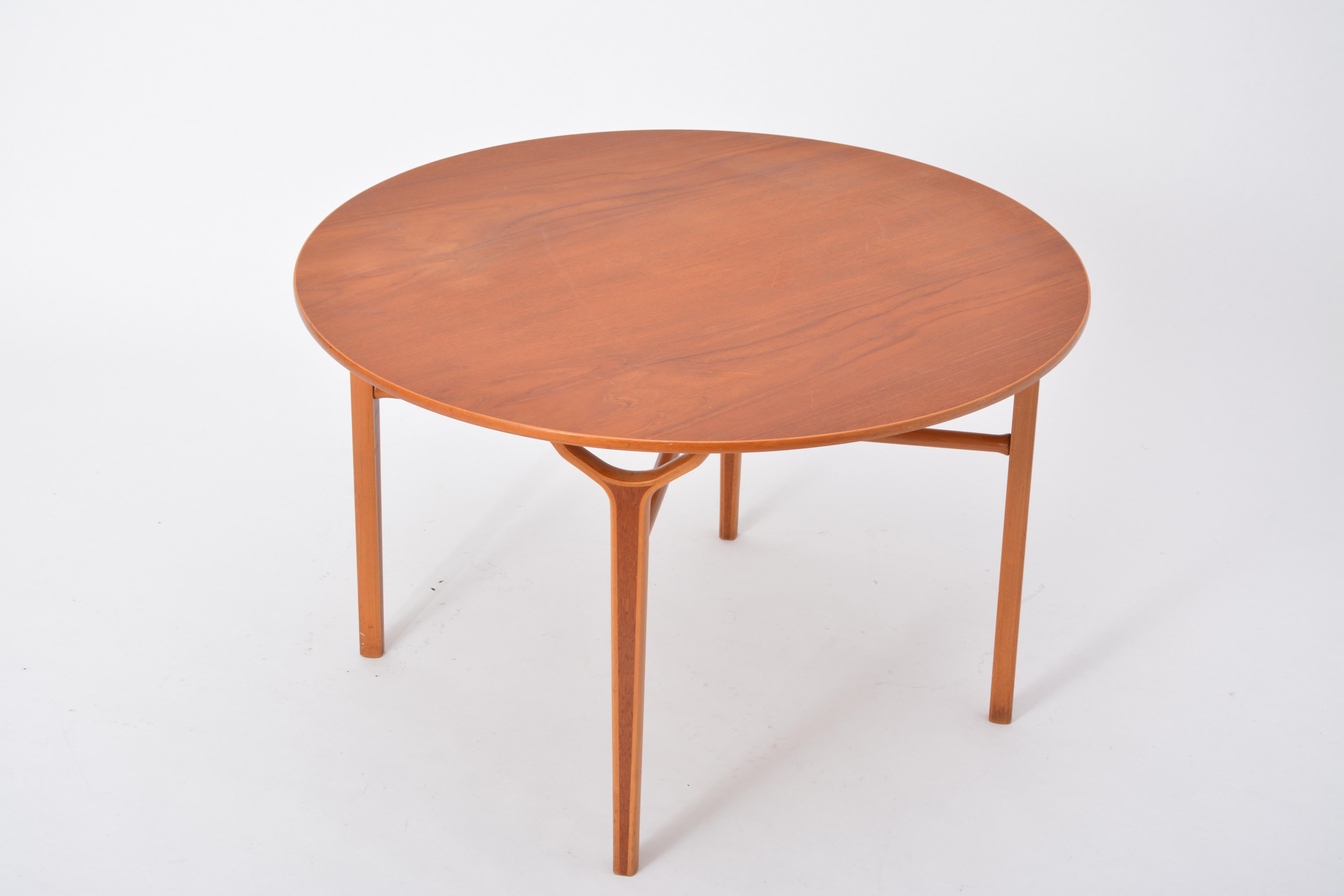Dänischer Tisch Ax aus der Jahrhundertmitte von Peter Hvidt und Orla Mølgaard-Nielsen

Dieser Couchtisch wurde in den 1950er Jahren von Peter Hvidt und Orla Molgaard Nielsen entworfen. Er stammt aus der renommierten Ax-Serie, die für Möbel mit
