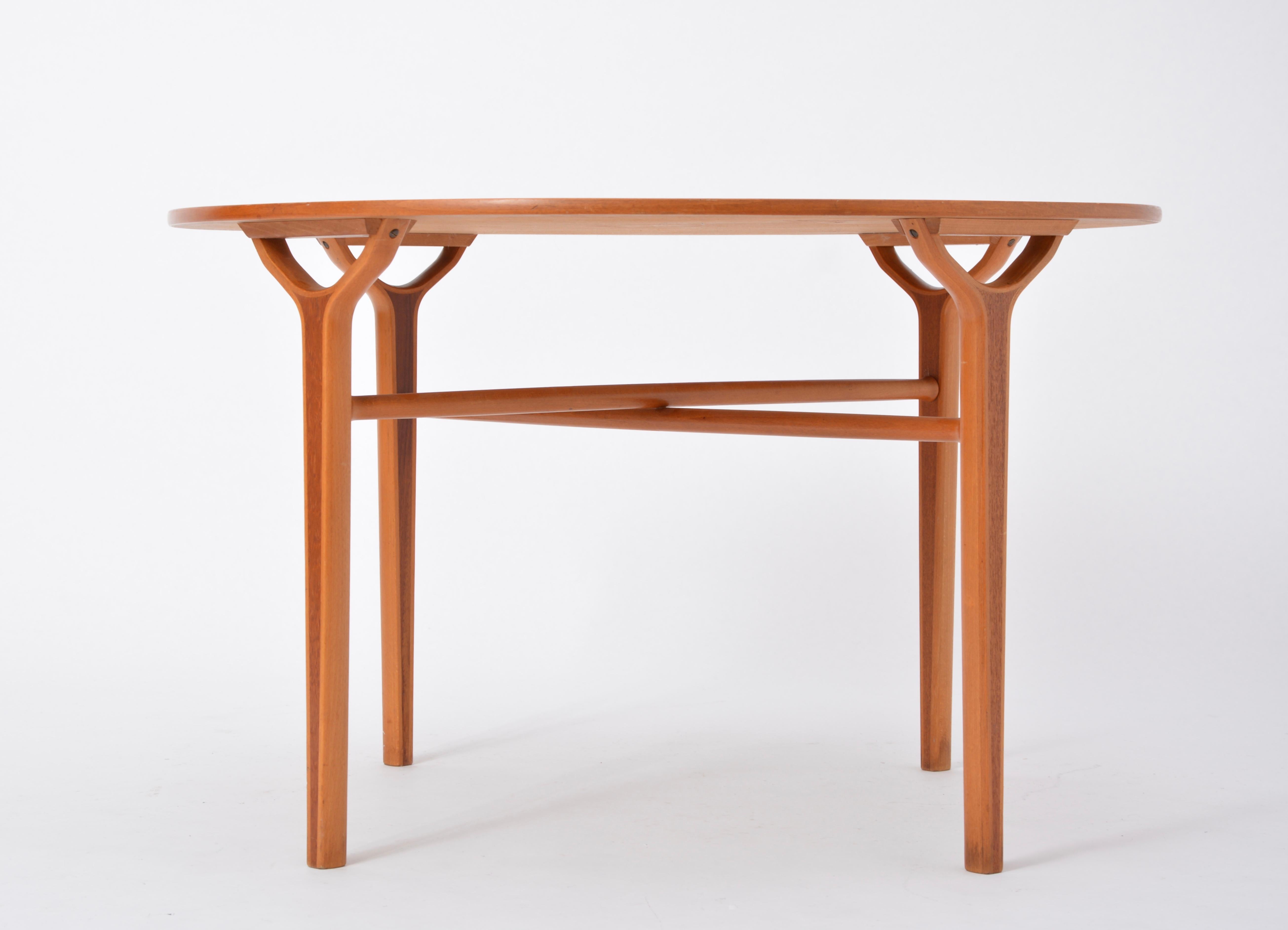 Danish Mid-Century Modern Ax table by Peter Hvidt and Orla Mølgaard-Nielsen In Good Condition For Sale In Berlin, DE