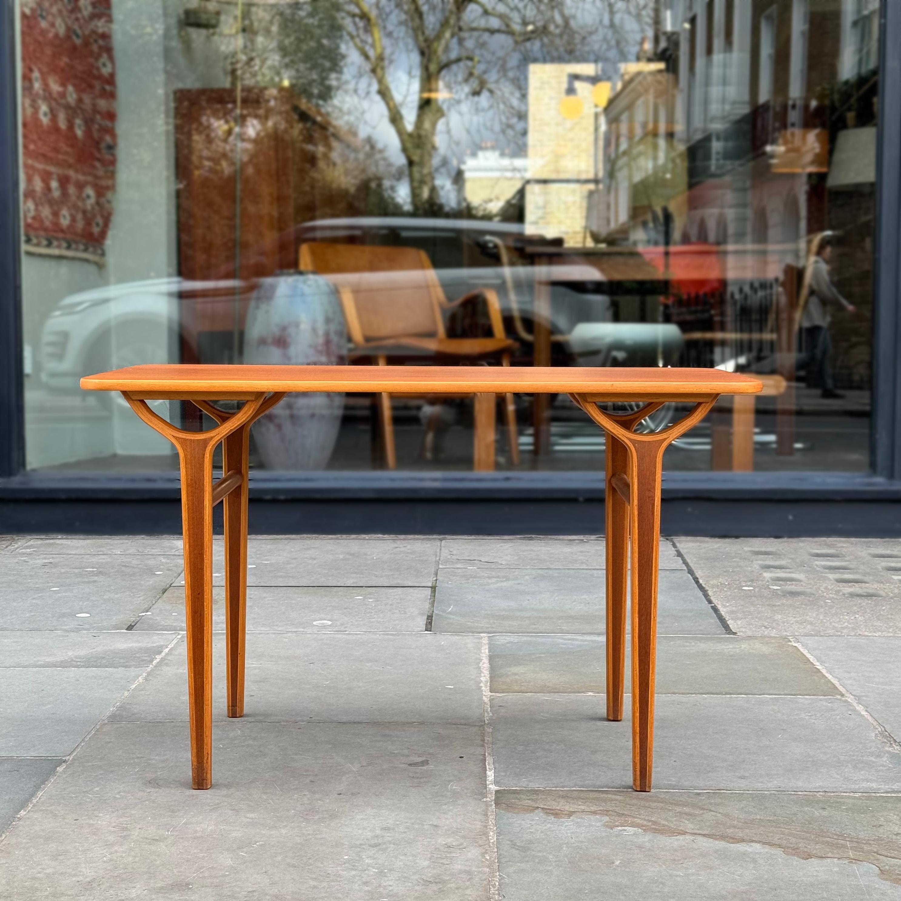 Ein AX-Tisch, entworfen von Peter Hvidt & Orla Mølgaard-Nielsen. 

Dieser Tisch wurde in den 1950er Jahren für Fritz Hansen hergestellt. Peter Hvidt & Orla Mølgaard-Nielsen entwarfen ihre AX