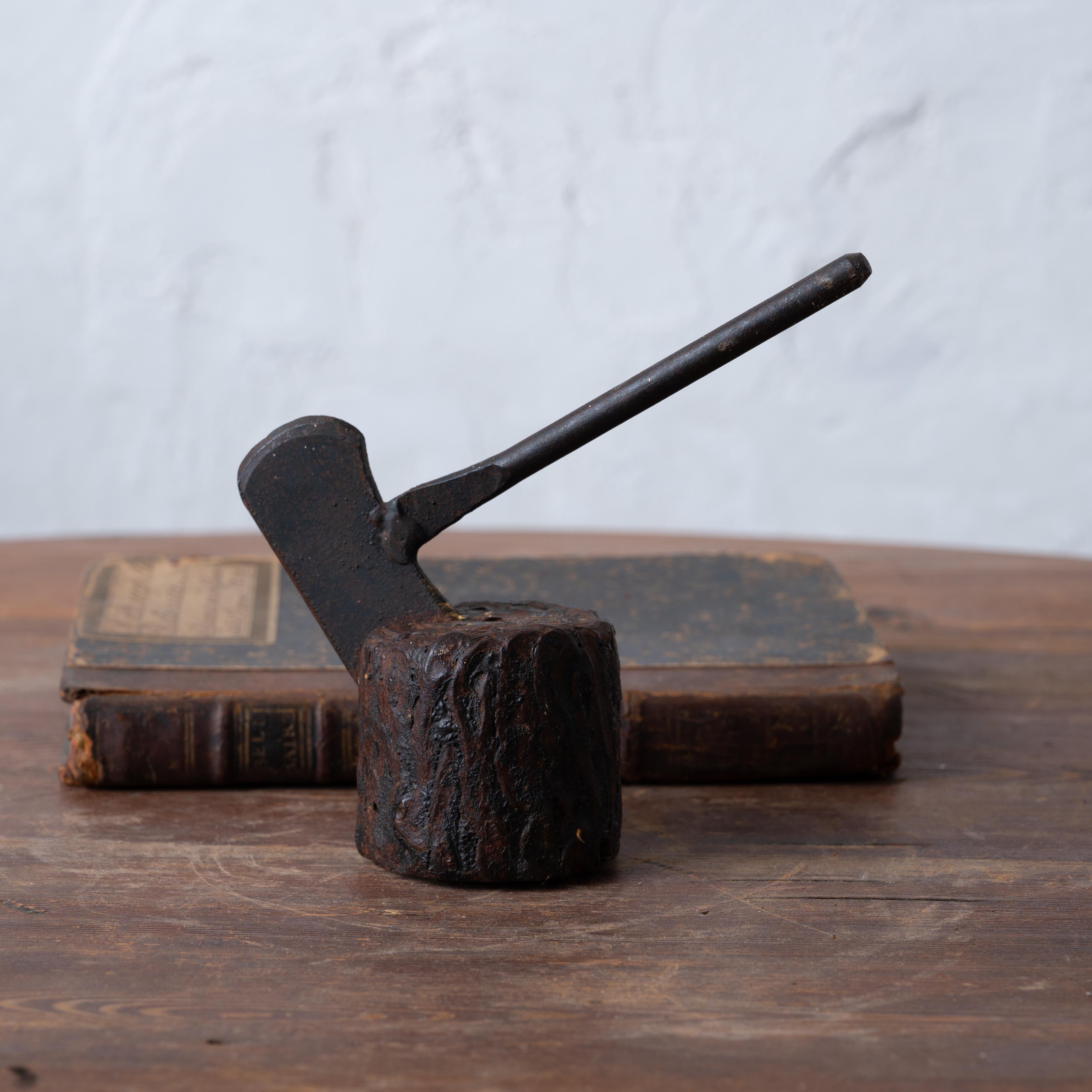 Axt im Baumstumpf Gusseisen Briefbeschwerer (Rustikal) im Angebot