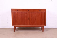 Credenza moderna danesa de teca con puerta de tambor Axel Albeck, años 50