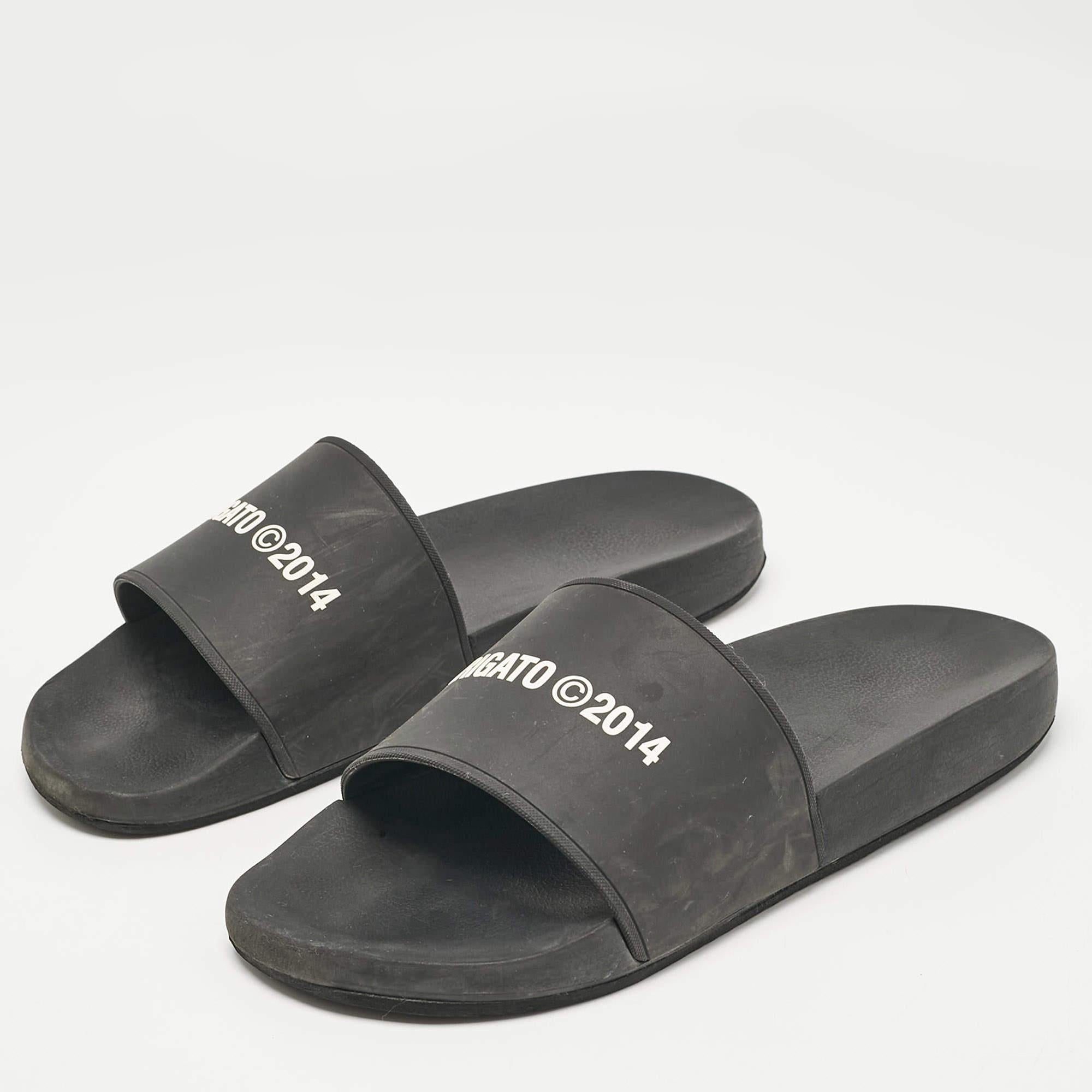 Mettez en valeur vos looks décontractés avec une touche de style grâce à ces diapositives design. Fabriquée dans une matière de qualité, cette paire de chaussures est un must have. Elle est ornée d'une jolie teinte.