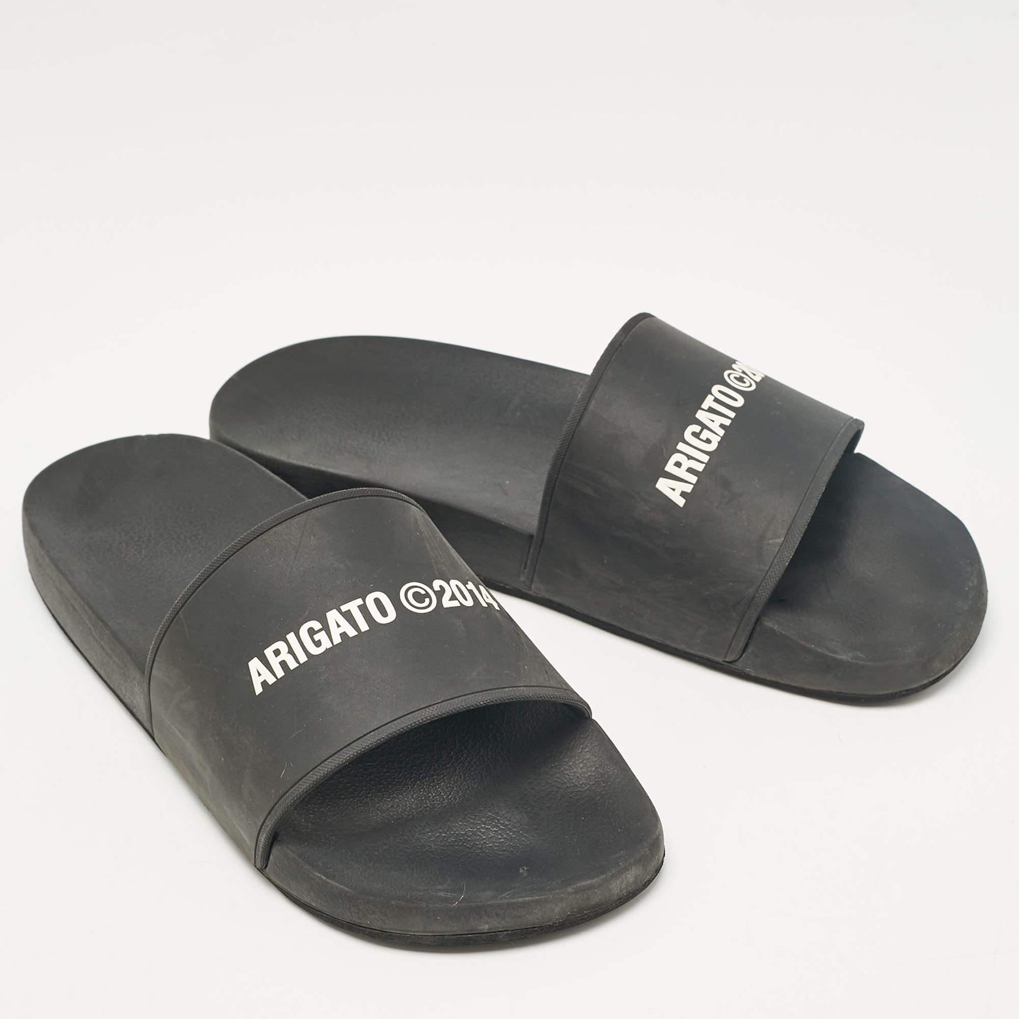 Axel Arigato Slides de piscine en caoutchouc noir Taille 42 Bon état - En vente à Dubai, Al Qouz 2