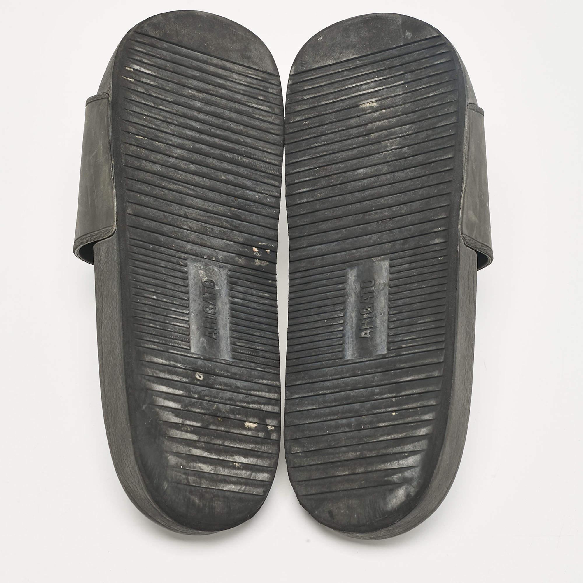 Axel Arigato Slides de piscine en caoutchouc noir Taille 42 en vente 1