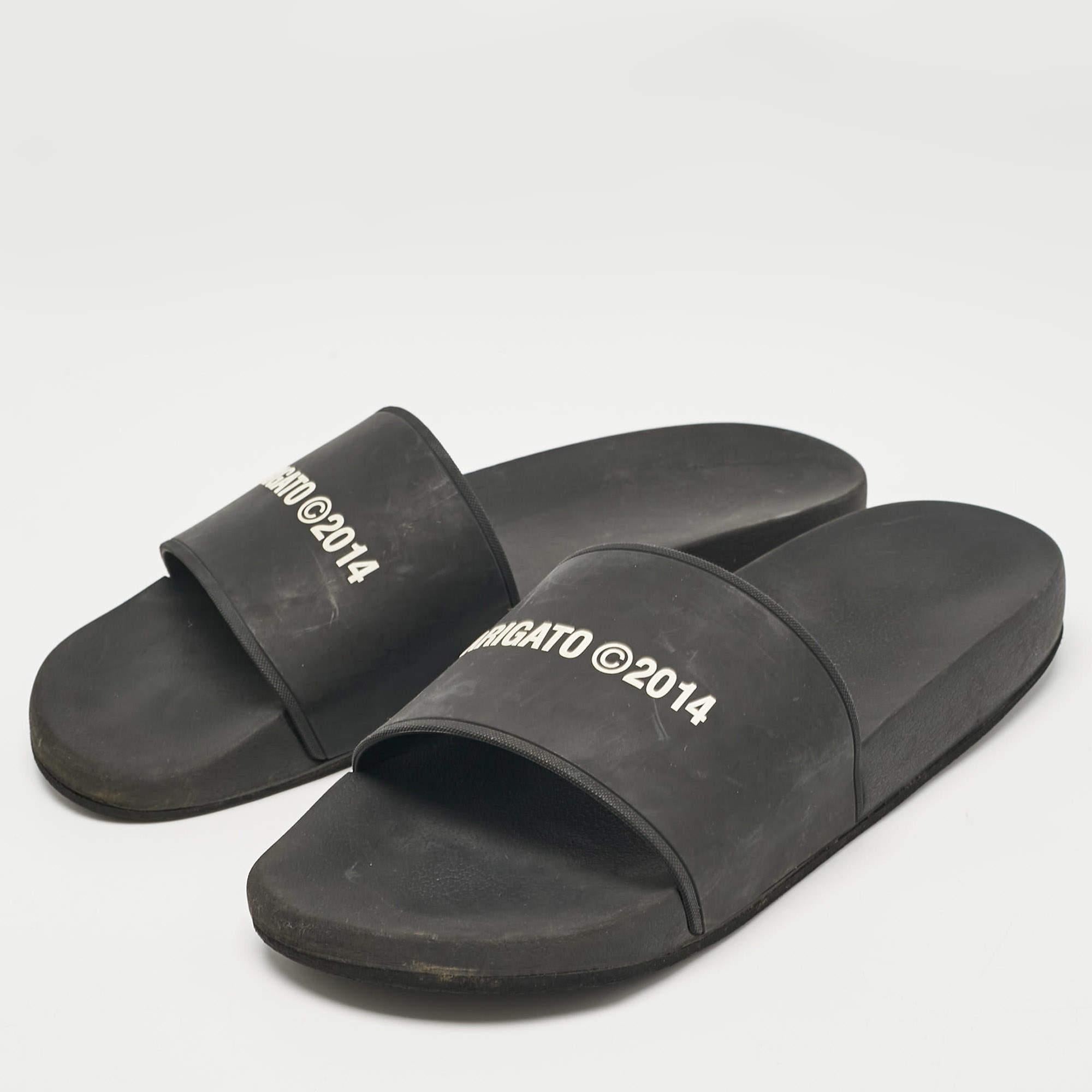Mettez en valeur vos looks décontractés avec une touche de style grâce à ces diapositives design. Fabriquée dans une matière de qualité, cette paire de chaussures est un must have. Elle est ornée d'une jolie teinte.