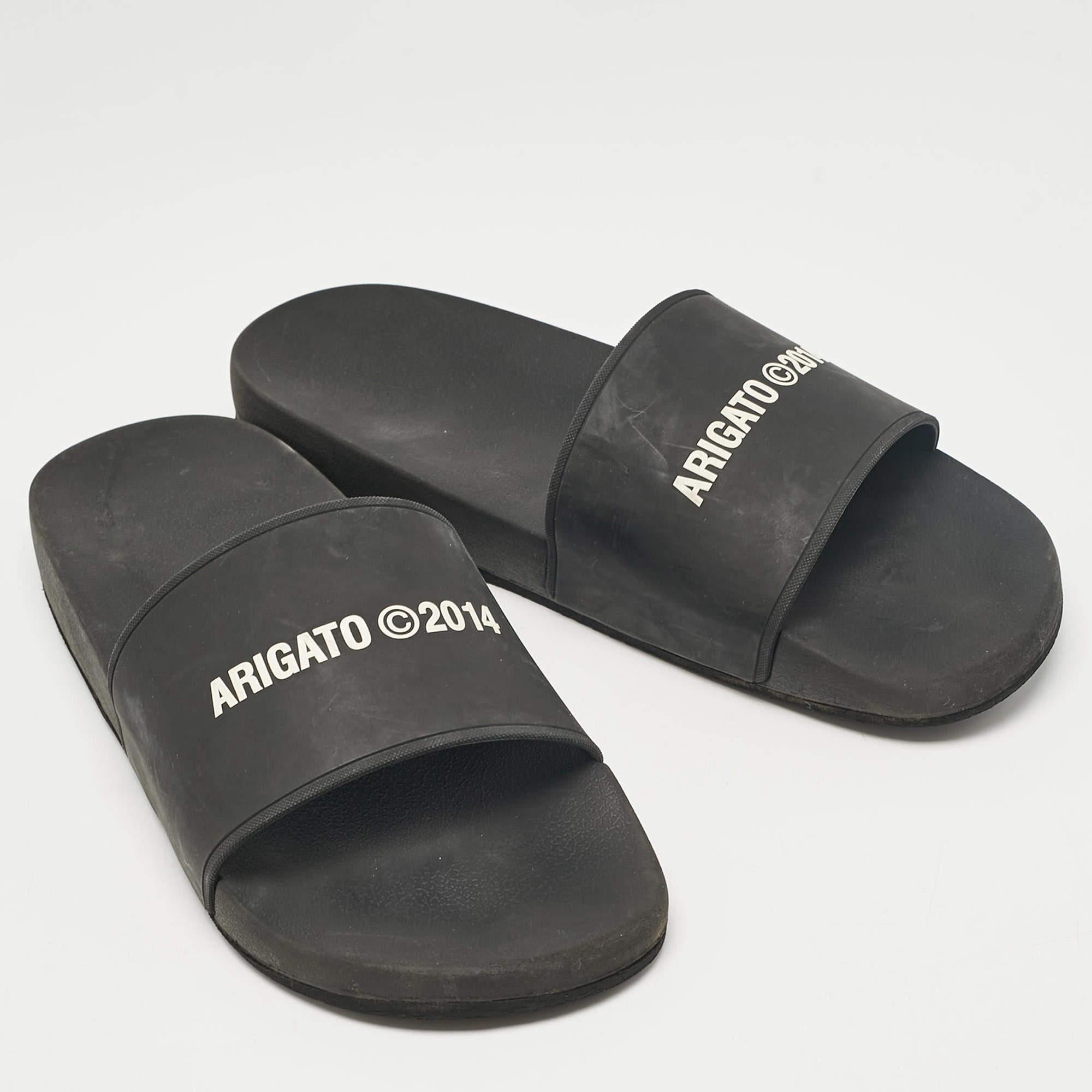 Axel Arigato Slides de piscine en caoutchouc noir Taille 44 Bon état - En vente à Dubai, Al Qouz 2