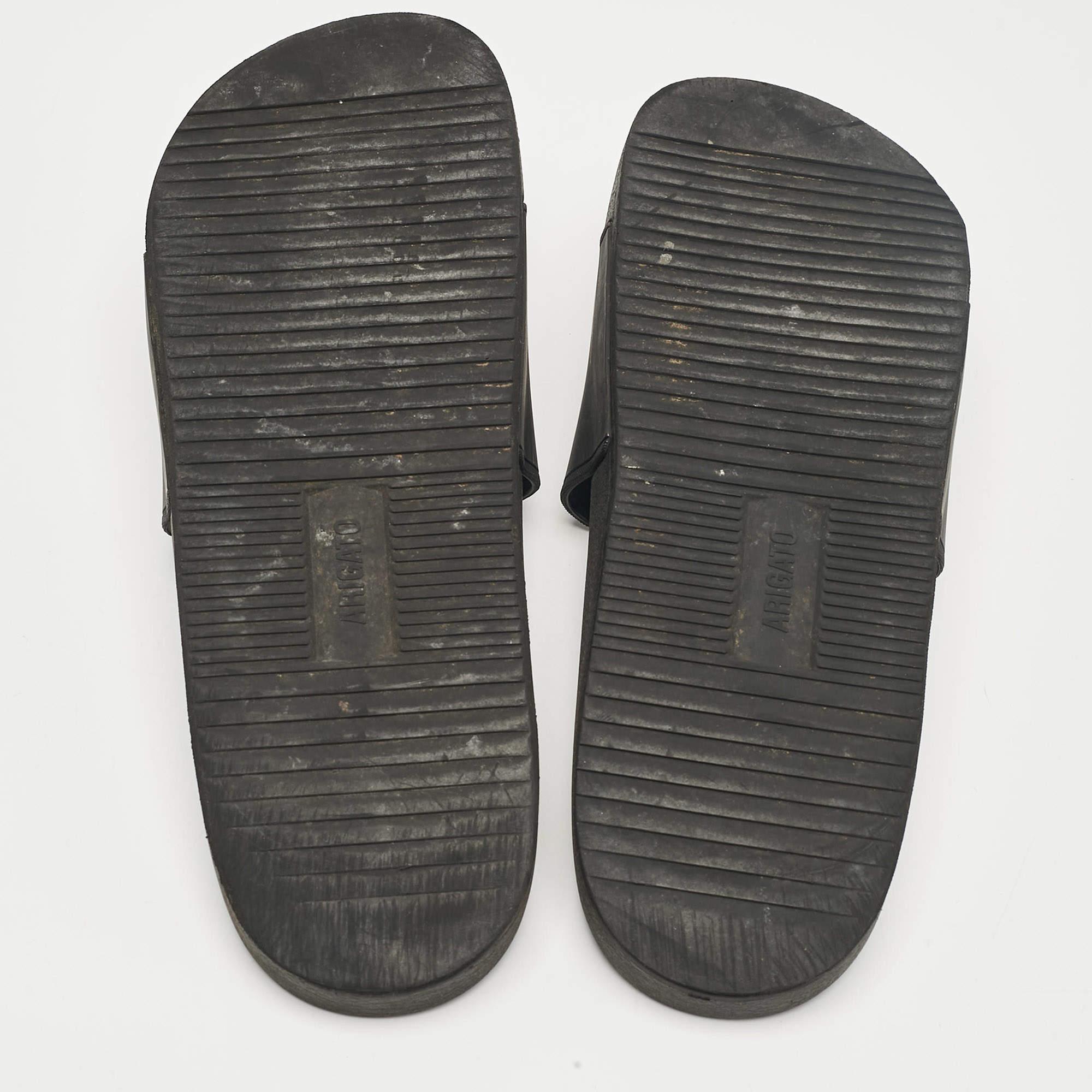 Axel Arigato Slides de piscine en caoutchouc noir Taille 44 en vente 1