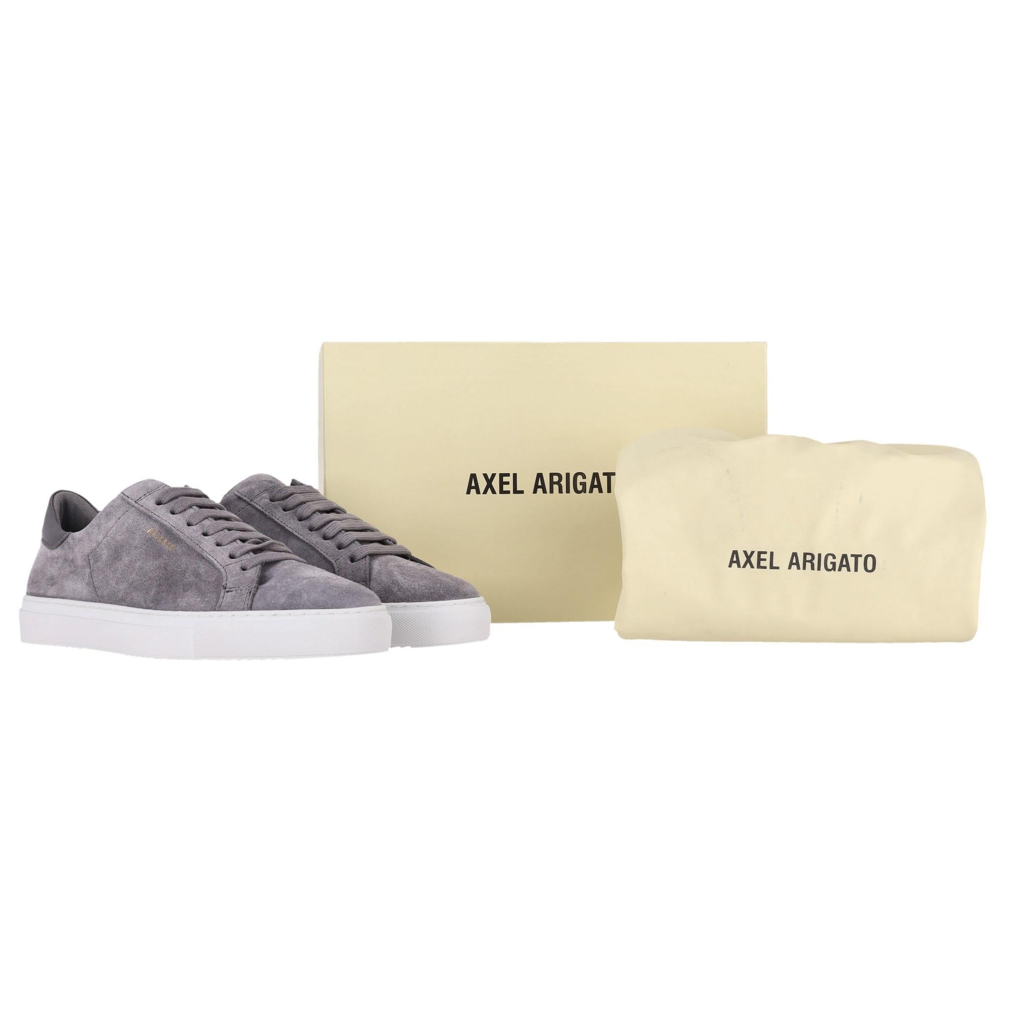 Axel Arigato - Clean 90 - Baskets en daim

Baskets grises fabriquées à la main en daim de première qualité avec une languette arrière contrastée en cuir lisse.

Elle est ornée d'un logo en or, d'une semelle en caoutchouc blanc et d'une assise