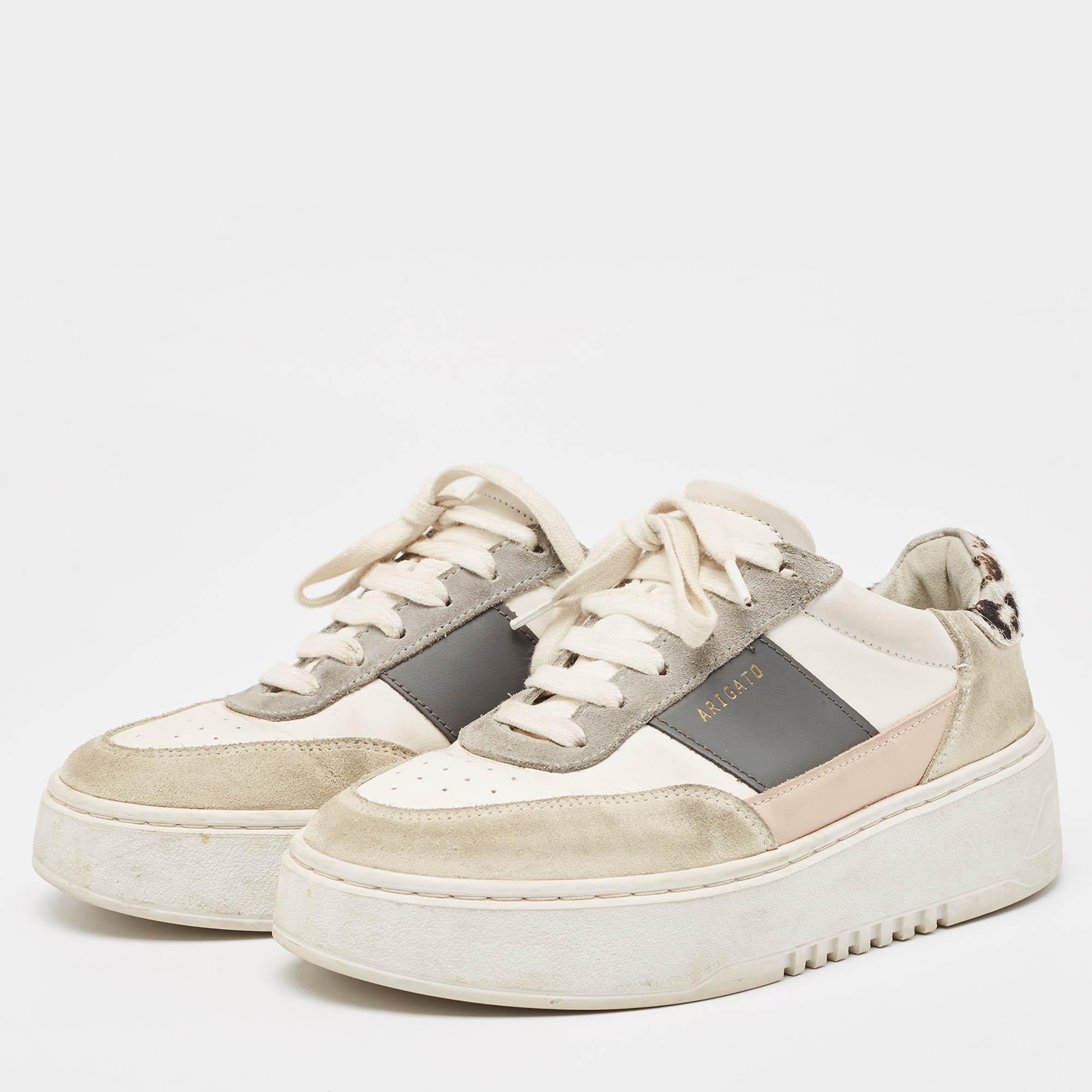 Présentées dans une silhouette classique, ces baskets de créateur sont une combinaison parfaite de luxe, de confort et de style. Ces baskets sont conçues avec des détails signés et des semelles intérieures confortables.