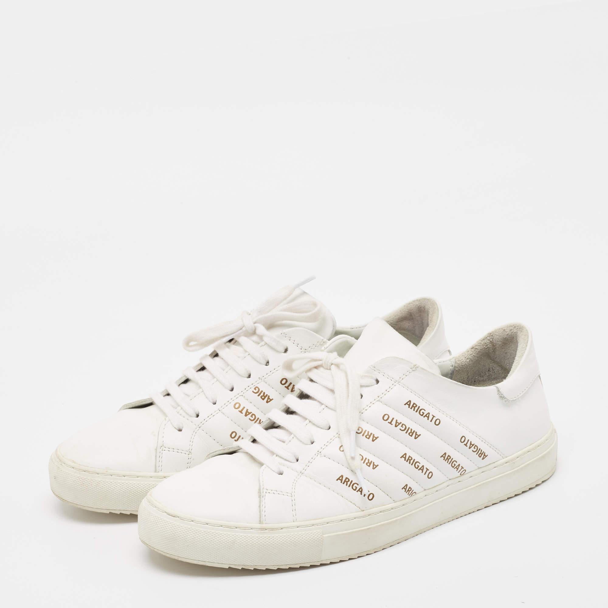 Diese Designer-Sneakers in klassischer Silhouette sind eine nahtlose Kombination aus Luxus, Komfort und Stil. Diese Sneaker sind mit charakteristischen Details und bequemen Innensohlen ausgestattet.