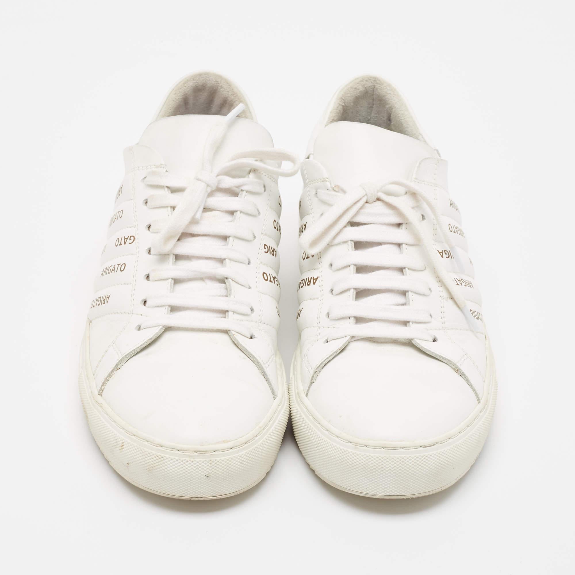 Axel Arigato Weiße Low Top-Turnschuhe aus Leder Größe 43 im Zustand „Relativ gut“ im Angebot in Dubai, Al Qouz 2
