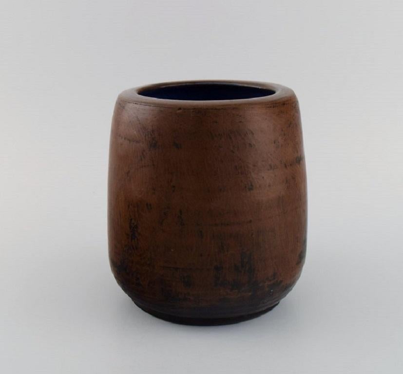 Axel Brüel (1900-1977), Danish ceramicist. Unique vase in glazed stoneware. 
Beautiful glaze in brown shades. Mid-20th century.
Measures: 17.5 x 16.5 cm.
In excellent condition.
Signed in monogram.