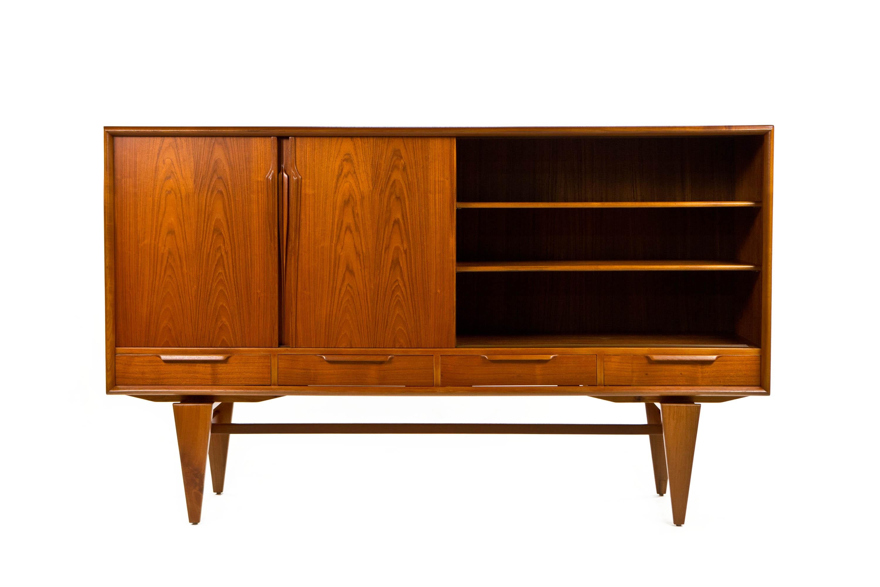 Axel Christensen Odder Vintage Danish Teak Highboard by ACO Mobler Denmark 1960s

High quality high board by Axel Christensen Odder for ACO Mobler. Made in Denmark 1960's. 

Spacious and elegantly proportioned sideboard with four sliding doors