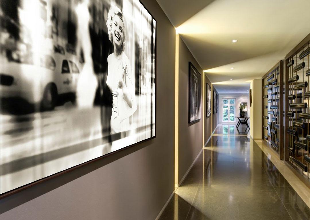 AVENIDA MADISON, MARILYN MONROE - Figurative Print Beige de Axel Crieger