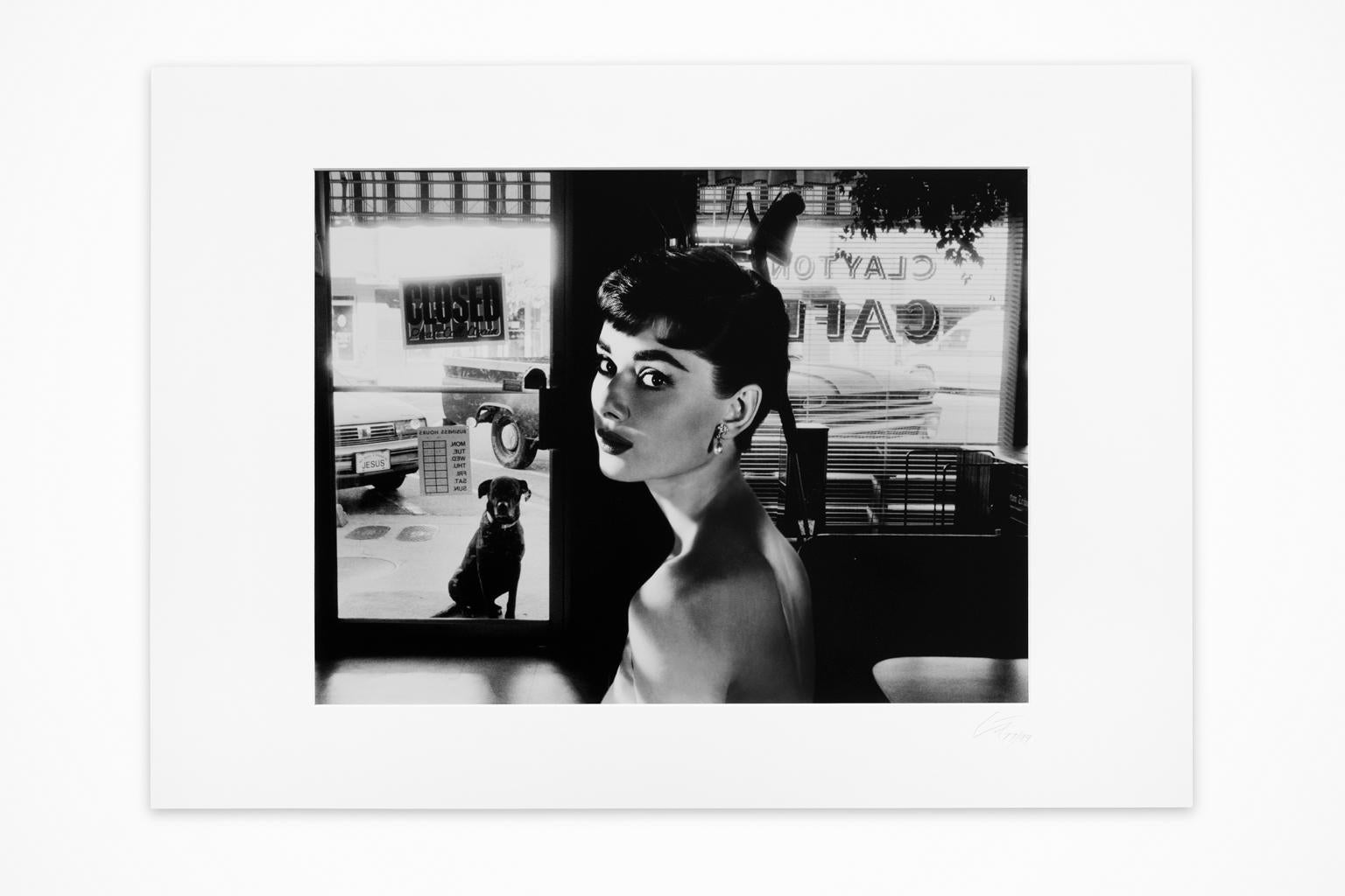 VENTE UNE SEMAINE SEULEMENT

"Fragilité adorée", un tirage de photocollage sur papier photographique d'Axel Crieger (1955 - )  d'une photo publicitaire d'Audrey Hepburn pour "Sabrina" placée dans un café. Elle est montée sur les bords supérieurs de