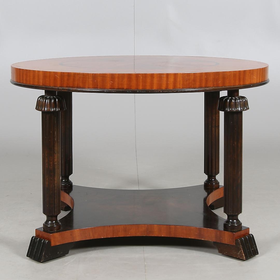 Ein eleganter neoklassizistischer Mitteltisch, der dem berühmten schwedischen Designer Axel Einar Hjorth zugeschrieben wird und in den 1930er Jahren in Schweden hergestellt wurde. Dieses raffinierte Stück zeigt Hjorths charakteristische Mischung aus