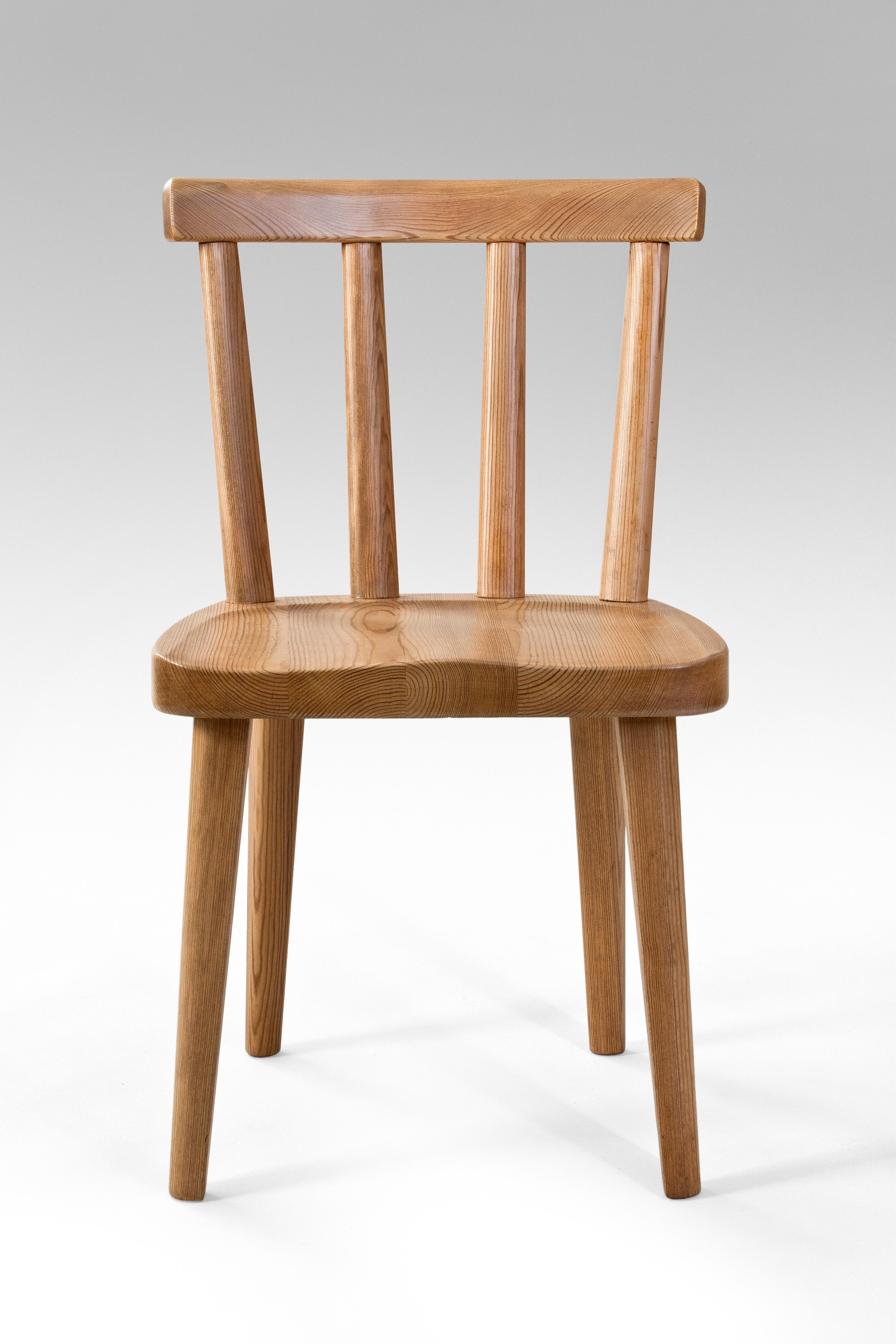 Axel-Einar Hjorth, a set of ten Swedish pine Utö chairs
for Nordiska Kompaniet,
circa 1930.
The concave top rail raised on four rounded back splats, above a contoured seat, terminating in tapering rounded legs.
Total of ten chairs available. We