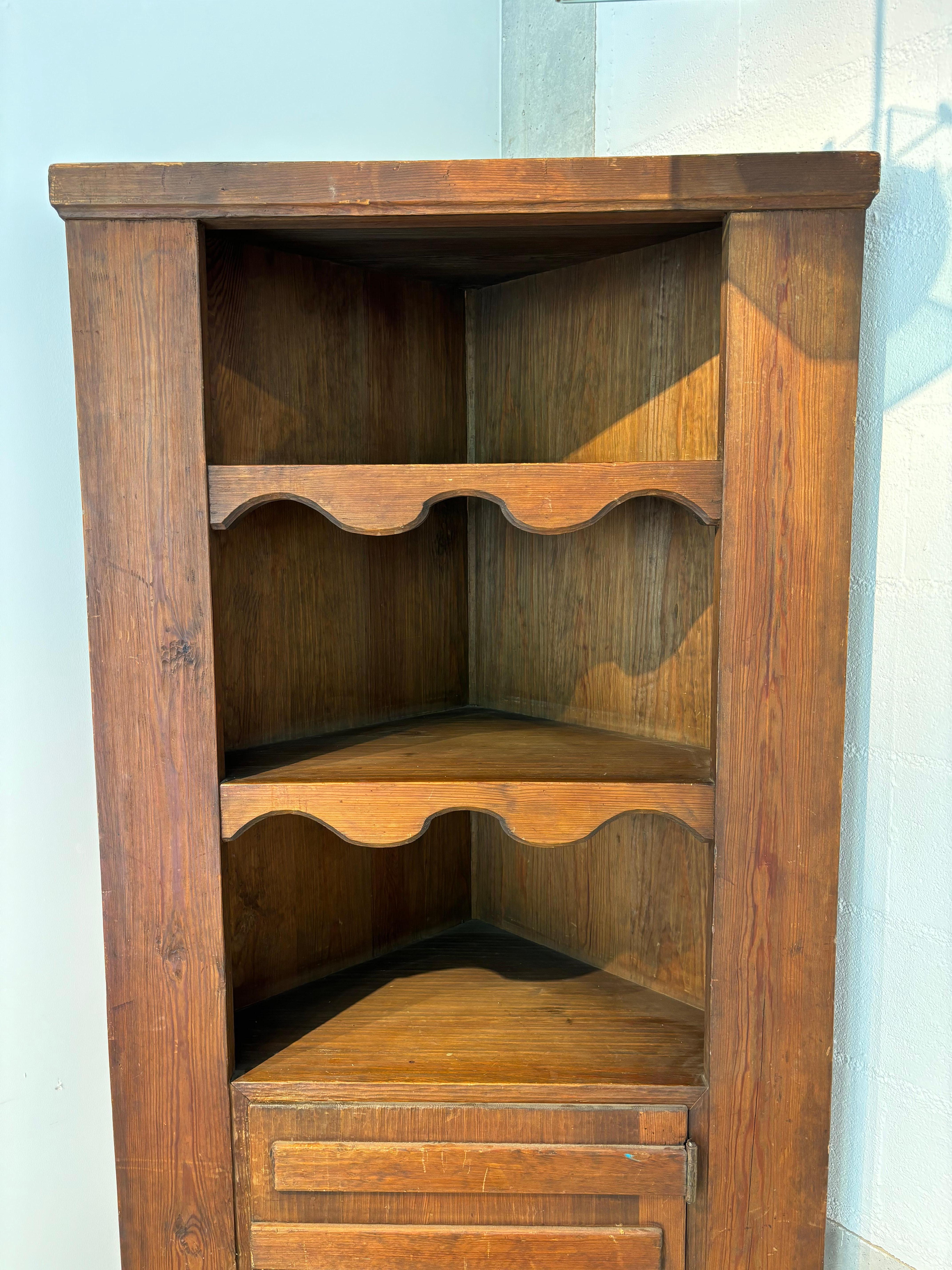 Axel Einar Hjorth Eckschrank (Mitte des 20. Jahrhunderts) im Angebot
