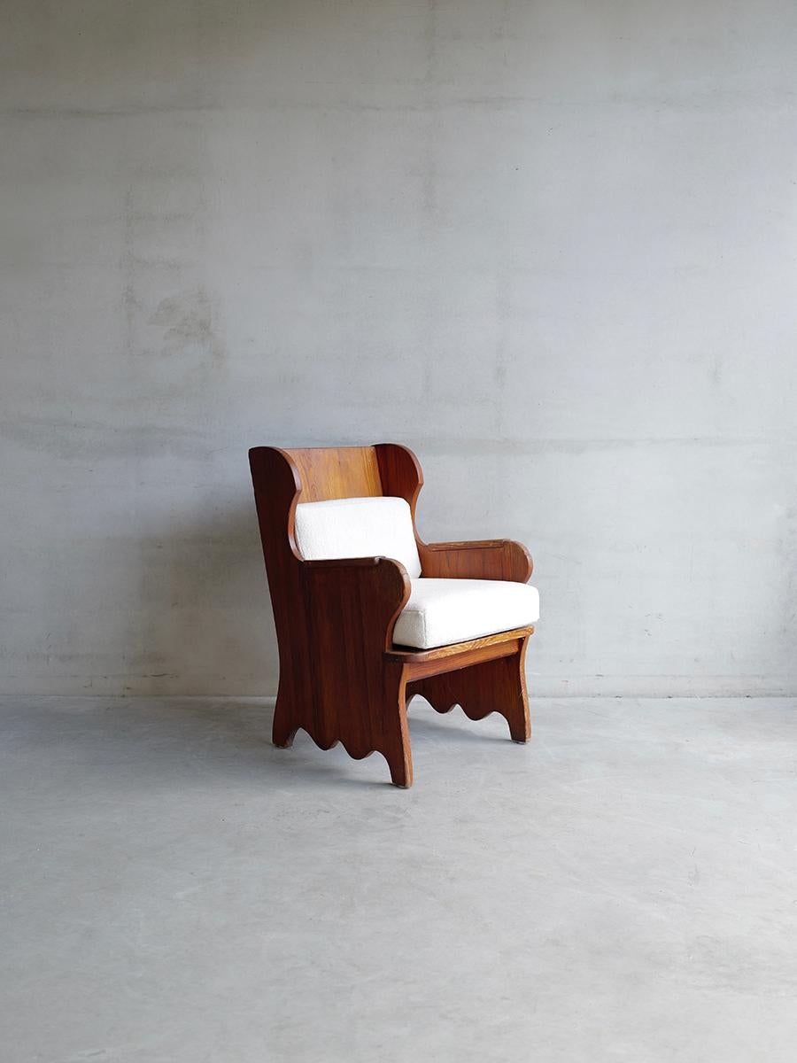 Iconic furniture item by Axel Einar Hjorth.

In the 1930s, Hjorth designed a furniture collection out of pine meant for serial production known as Sportstugemöbler (furniture for holiday houses). The collection is based on Swedish rural traditions