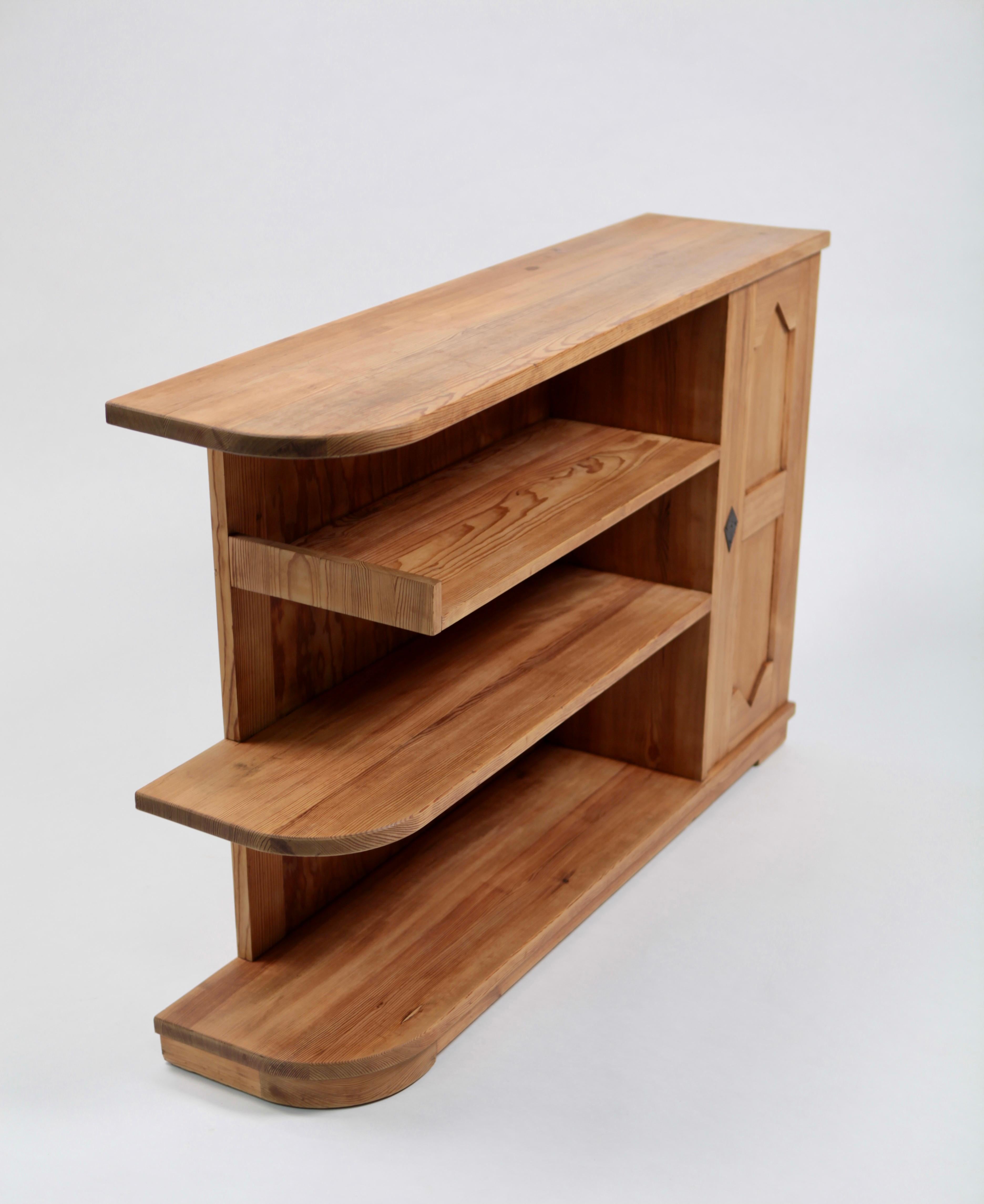 A Nordiska Kompaniet bookcase, designed by Axel Einar Hjorth in 1932.
This model has been executed in 1939 and is a 'new drawing' of the Lovö bookshelf by Axel Einar Hjorth from 1932.
The drawing by NK, in the archive of the Nordic Museum is from