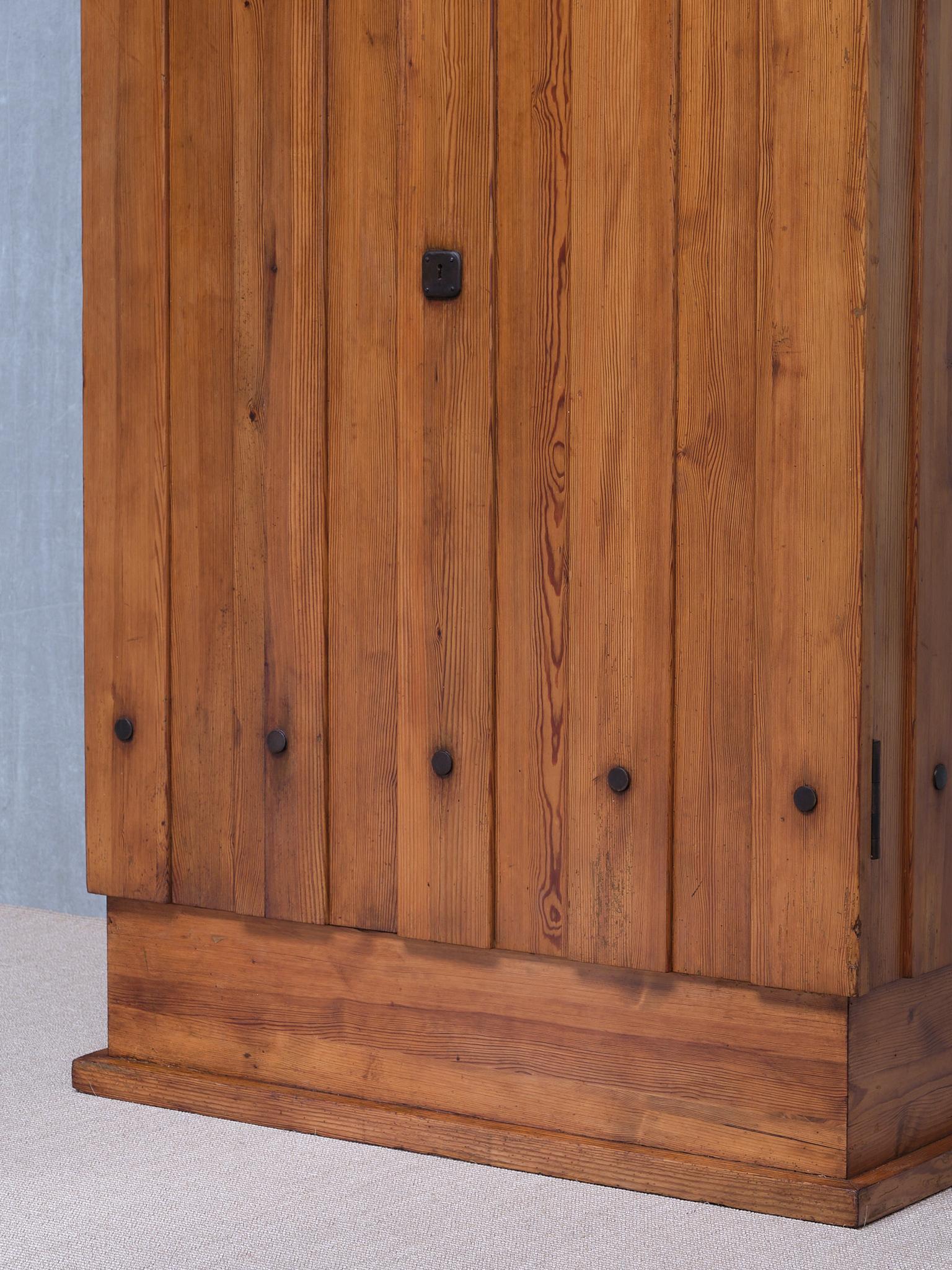 Armoire 'Lovö' en pin, Axel Einar Hjorth, Nordiska Kompaniet Suède, années 1930 en vente 3