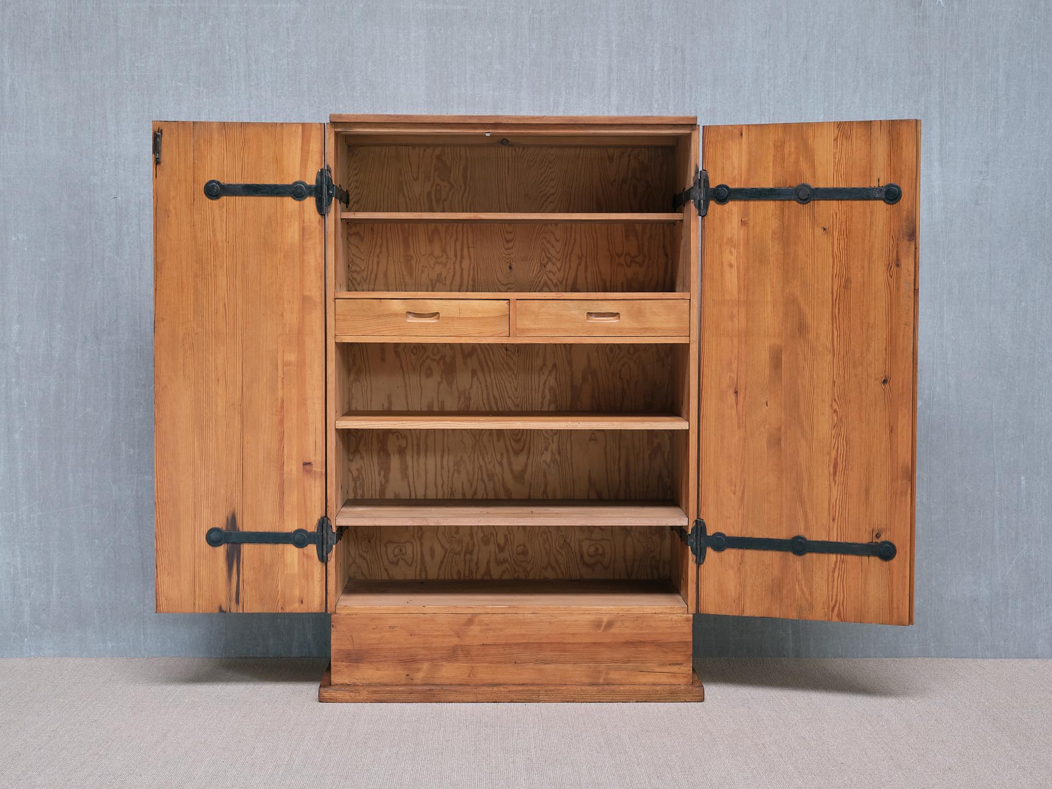 Armoire 'Lovö' en pin, Axel Einar Hjorth, Nordiska Kompaniet Suède, années 1930 en vente 8