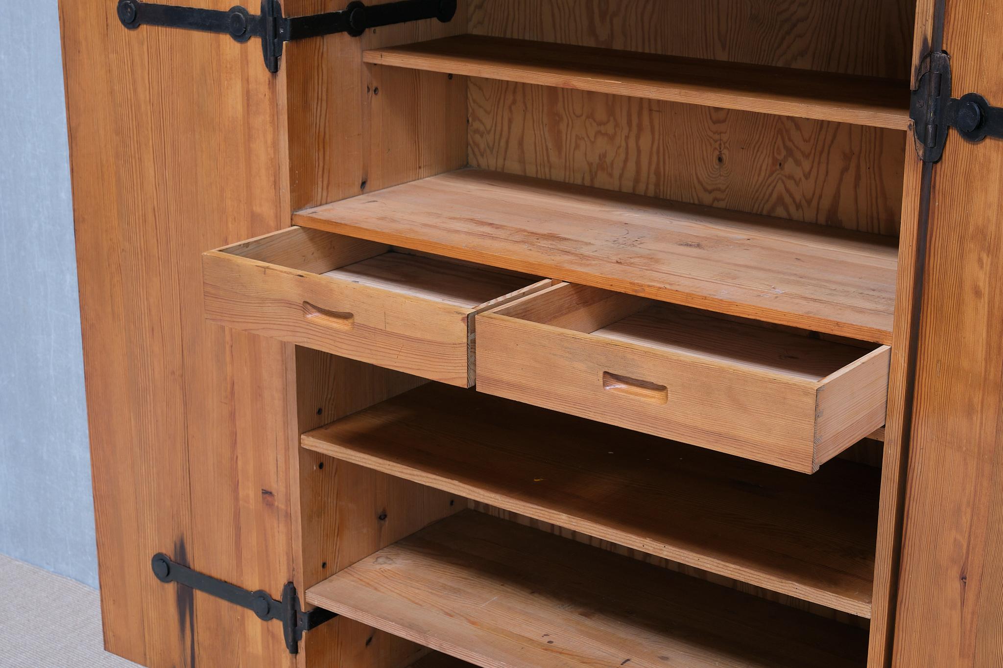 Armoire 'Lovö' en pin, Axel Einar Hjorth, Nordiska Kompaniet Suède, années 1930 en vente 9