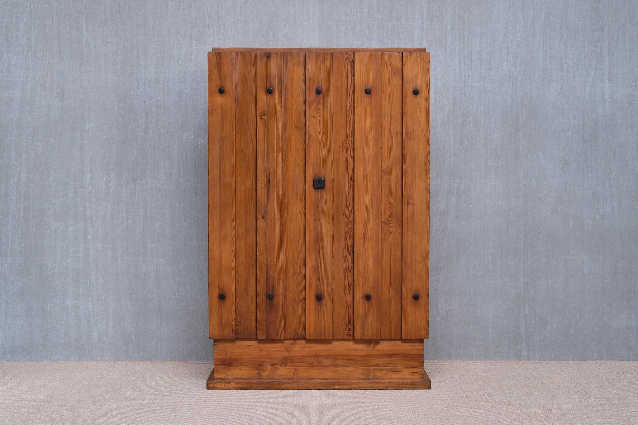Ce meuble très rare a été conçu par Axel Einar Hjorth et produit par Nordiska Kompaniet en Suède. Il fait partie de la série emblématique d'Icone, conçue par Hjorth au début des années 1930.

Le design est exécuté en bois de pin massif, avec des
